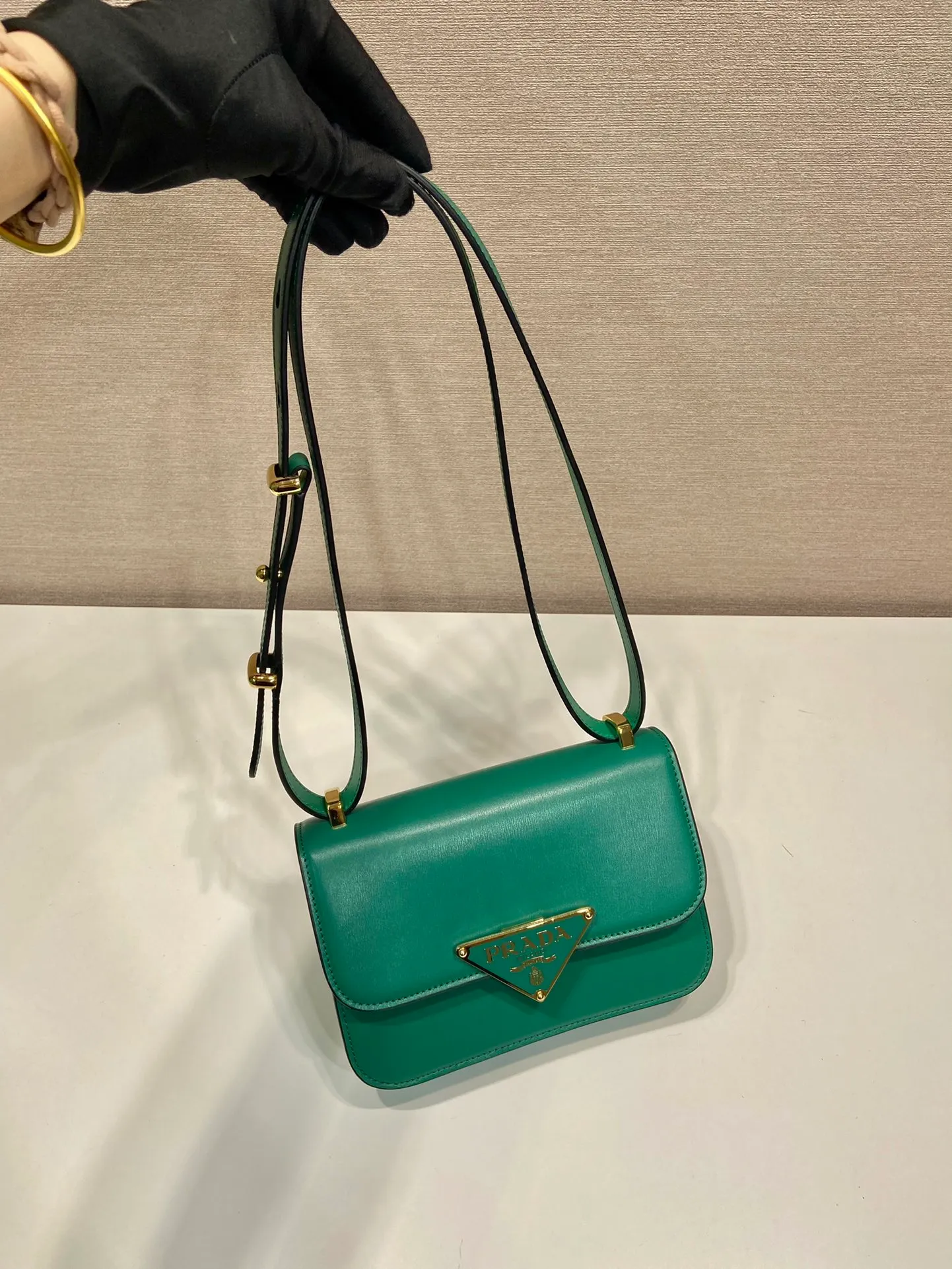 💰1520🎉New messenger bag🎉1BD340🎉🎉 This shoulder bag is made of oiled cowhide. The corner design gives the bag a modern style, the adjustable leather handle can be worn on the shoulder or cross-body, and the enameled metal triangular logo flap is decorated with a snap lock. Full of high-end feel, the top of your back instantly transforms into a girly girl, with large capacity and space. Fashionable and practical, get it now🎉👏 Length 20x Height 13.5x Bottom 5.5cm👏👏👏🎉🎉🎉