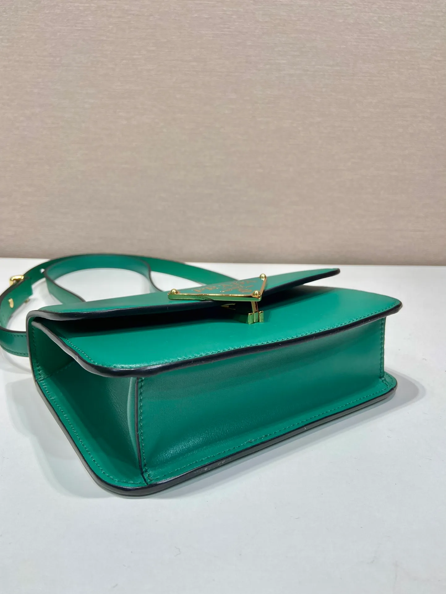 💰1520🎉New messenger bag🎉1BD340🎉🎉 This shoulder bag is made of oiled cowhide. The corner design gives the bag a modern style, the adjustable leather handle can be worn on the shoulder or cross-body, and the enameled metal triangular logo flap is decorated with a snap lock. Full of high-end feel, the top of your back instantly transforms into a girly girl, with large capacity and space. Fashionable and practical, get it now🎉👏 Length 20x Height 13.5x Bottom 5.5cm👏👏👏🎉🎉🎉