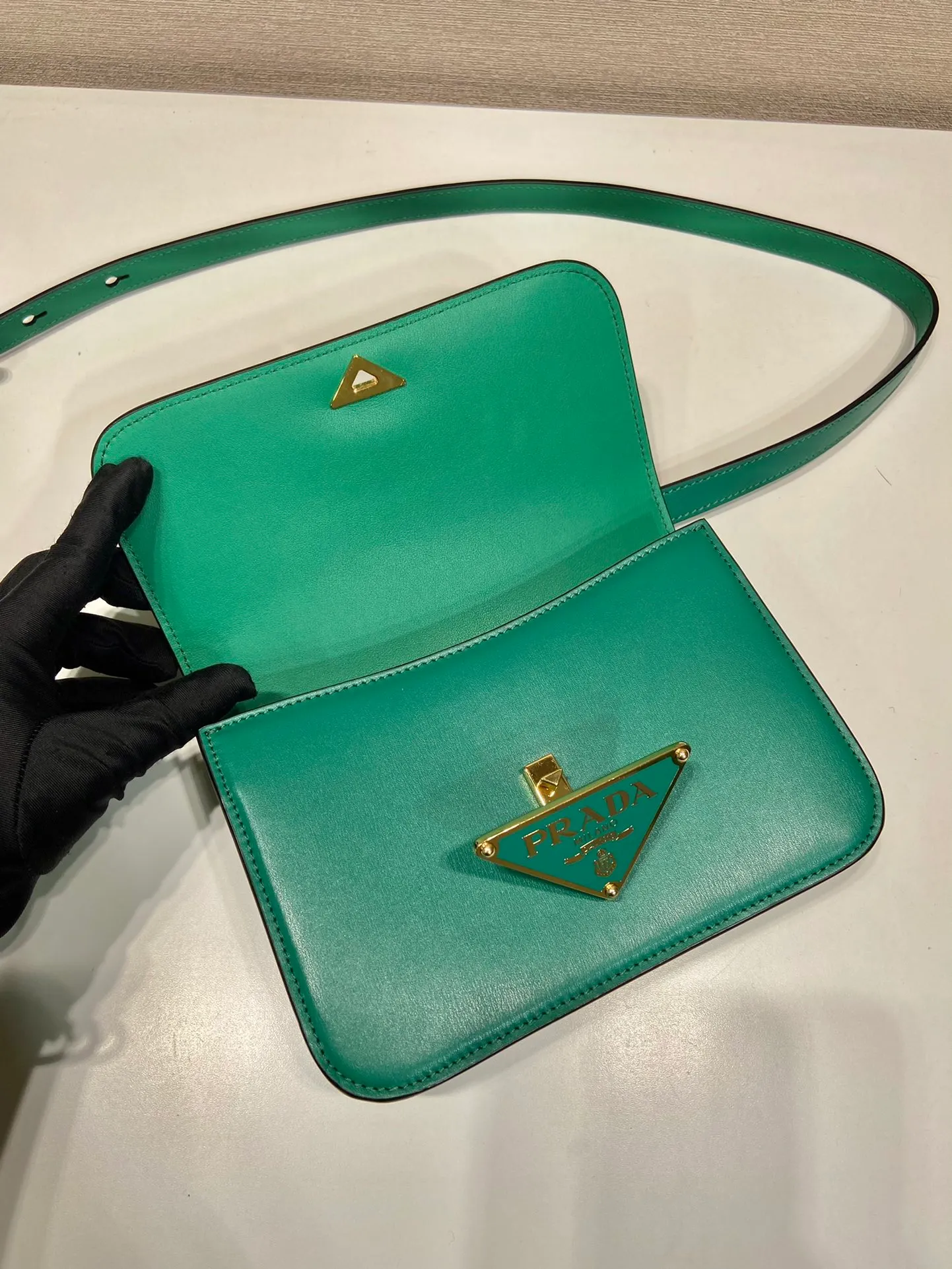 💰1520🎉New messenger bag🎉1BD340🎉🎉 This shoulder bag is made of oiled cowhide. The corner design gives the bag a modern style, the adjustable leather handle can be worn on the shoulder or cross-body, and the enameled metal triangular logo flap is decorated with a snap lock. Full of high-end feel, the top of your back instantly transforms into a girly girl, with large capacity and space. Fashionable and practical, get it now🎉👏 Length 20x Height 13.5x Bottom 5.5cm👏👏👏🎉🎉🎉