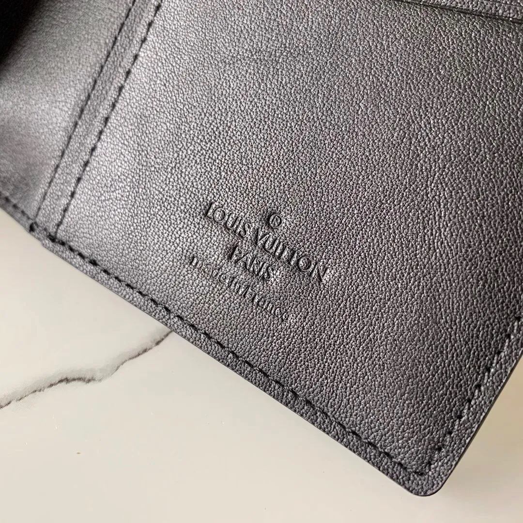 P¥320👉nfc dynamic chip version👈【Top original pure steel hardware】💕 M58192 black litchi pattern long clip suit clip Elegant word is the best way to describe Brazza, a wallet that is both flexible, easy to use and elegant, and can be easily stored in the chest pocket. Crafted from extremely soft yet durable Taurillon leather, this wallet is even more attractive.  Details 10 x 19 x 2 cm (length x height x width) Cowhide inlay Wallet with Louis Vuitton initials embossed on the front Brass hardware with palladium finish Cowhide lining 12 credit card slots, 1 for ID or business cards 1 large zippered coin compartment 4 internal slip pockets for banknotes, IDs, receipts