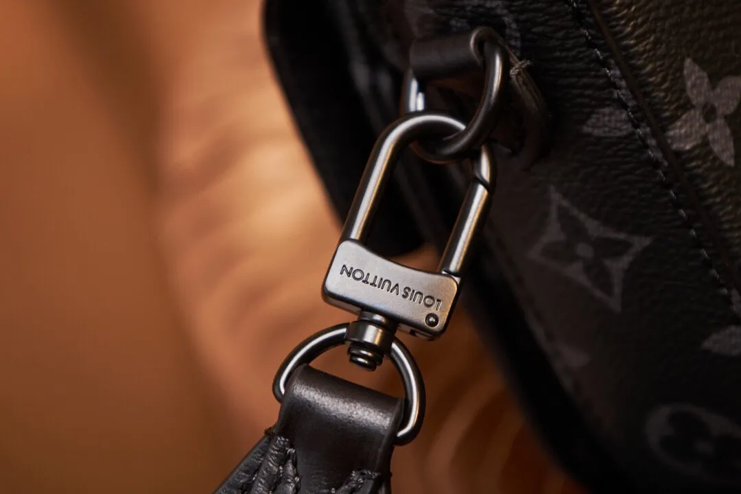P¥700👉nfc dynamic chip version👈【Top inspection-free all-steel hardware】This Montsouris mini handbag draws inspiration from the 1994 Montsouris handbag. It is made of Monogram Eclipse canvas to present a slender configuration, and the iconic buckle on the front is equipped with a magnetic buckle. It has multiple interior pockets and compartments, and a detachable and adjustable shoulder strap for easy shoulder or cross-body wear. Monogram Eclipse coated canvas, cow leather trim, fabric lining, metal hardware, compartment, interior patch pocket, magnetic flap closure, shoulder strap: removable and adjustable! ! Model: M83567; Size: 22x12x6CM
