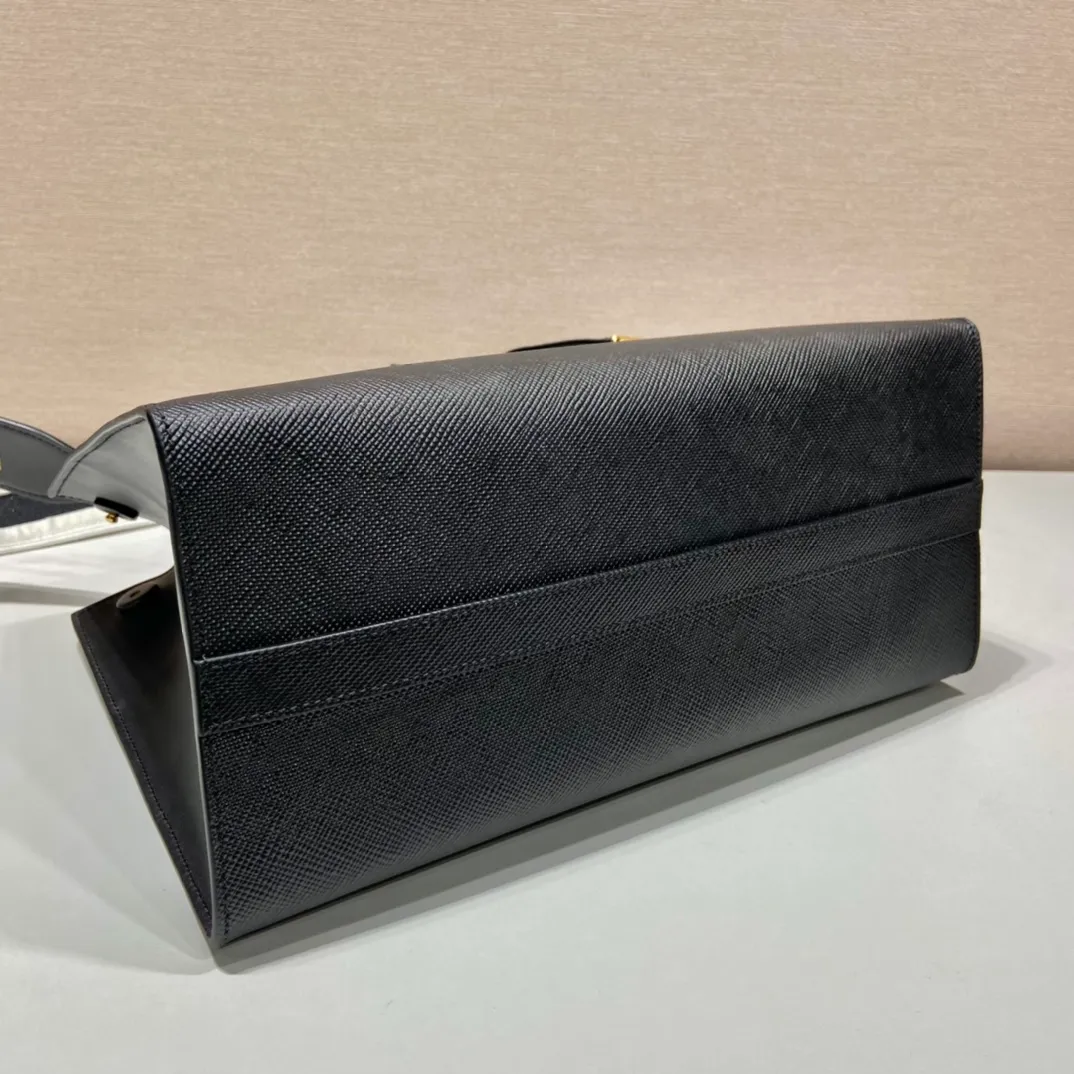 💰2100🎉Classic upgraded version🎉1BA155/Fabric shoulder strap/Additional accessories🎉🎉 This classic model is made of imported thick cross cowhide + imported calfskin, 175 OEM code, painted with the same color lettering mark, unique among classics🎁Fashionable and elegant, the original shoulder strap is calfskin. If you like babies, hurry up and get it🎉🎉 Length 33x height 24x bottom 15cm