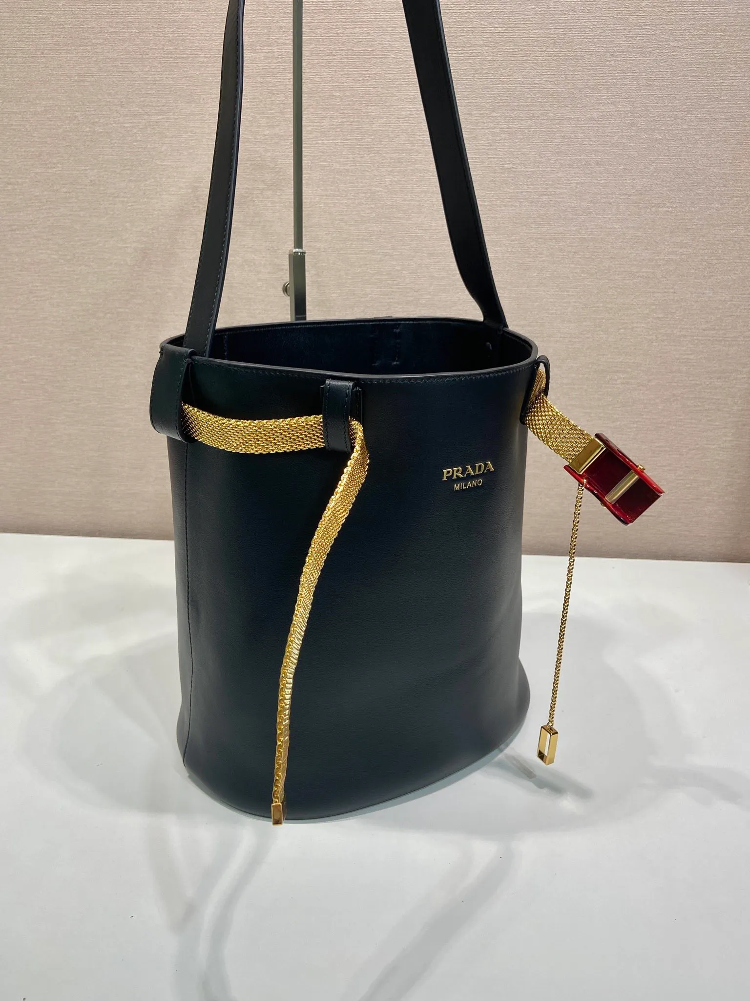 💰1700🎉New product🎉1BE085 Iron Belt🎉🎉 This fashionable bucket bag silhouette is a new interpretation of the Buckle handbag, eclectic and revealing the true meaning of refinement and elegance. Lace-up inlays and metallic mesh with tortoiseshell panel buckles add modern elegance to the feminine design. It’s also detachable and can be used as a decorative belt🎉, it’s so perfect, it’s another hot item recognized by internet celebrities🎉🎉 Length 26.5x height 29x bottom 18cm🎉🎉🎉💰💰💰