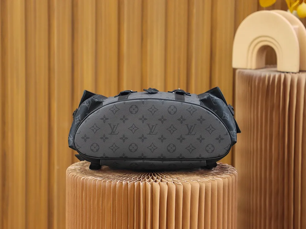 P¥960👉nfc dynamic chip version👈【Top inspection-free all-steel hardware】𝐂𝐇𝐑𝐈𝐒𝐓𝐎𝐏𝐇𝐄𝐑 Backpack M45419 Silver Flower Black Flower French original leather🇫🇷Pure steel hardware Size: 38*44*12.5cm A unisex backpack, a daily bag that is very suitable for outdoor use. Its attractive design style is quite tasteful and can easily meet the daily travel capacity. It can hold laptops, books, documents, etc., and the flap closure snaps and drawstrings are more layered and retro. It is an almost versatile bag shape! This model has a high utilization rate and is a must-have for daily commuting and traveling. It doesn’t matter how tall you are.