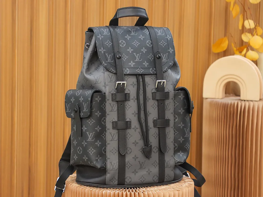 P¥960👉nfc dynamic chip version👈【Top inspection-free all-steel hardware】𝐂𝐇𝐑𝐈𝐒𝐓𝐎𝐏𝐇𝐄𝐑 Backpack M45419 Silver Flower Black Flower French original leather🇫🇷Pure steel hardware Size: 38*44*12.5cm A unisex backpack, a daily bag that is very suitable for outdoor use. Its attractive design style is quite tasteful and can easily meet the daily travel capacity. It can hold laptops, books, documents, etc., and the flap closure snaps and drawstrings are more layered and retro. It is an almost versatile bag shape! This model has a high utilization rate and is a must-have for daily commuting and traveling. It doesn’t matter how tall you are.