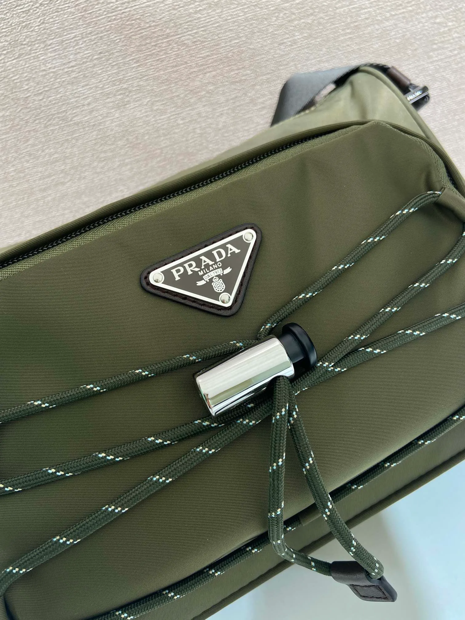 💰1120🎉New messenger bag🎉2VH192 new product🎉🎉 This shoulder bag combines functionality and decoration, integrating urban style and outdoor elements. The Re-Nylon bag is lightweight and compact in design, incorporating rich technical details to give the accessory a modern, sporty style. Features adjustable technical cord, long adjustable braided nylon shoulder strap and zip closure. It has a large capacity and space, and it is a popular style that will never go out of style🎉🎉 Length 28x Height 17.5x Bottom 10cm🎉🎉🎉💰💰💰