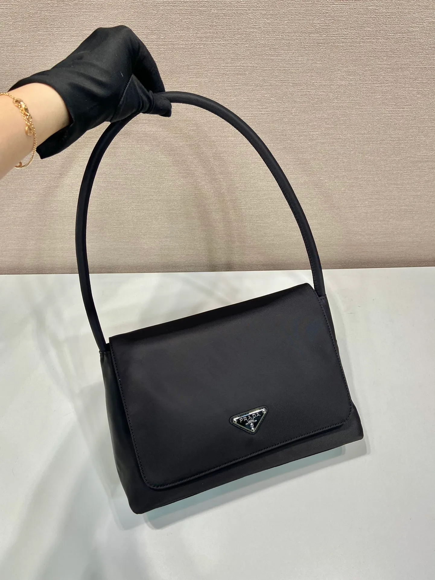 💰900🎉 New second-hand bag 🎉1BH628🎉🎉 This second-hand bag is made of imported nylon fabric, has a clamshell design, can be carried by hand and shoulder, and has a large capacity. Simple/light/generous. Another popular style that will never go out of style🎉🎉 Length 28x height 18x ​​bottom 10cm