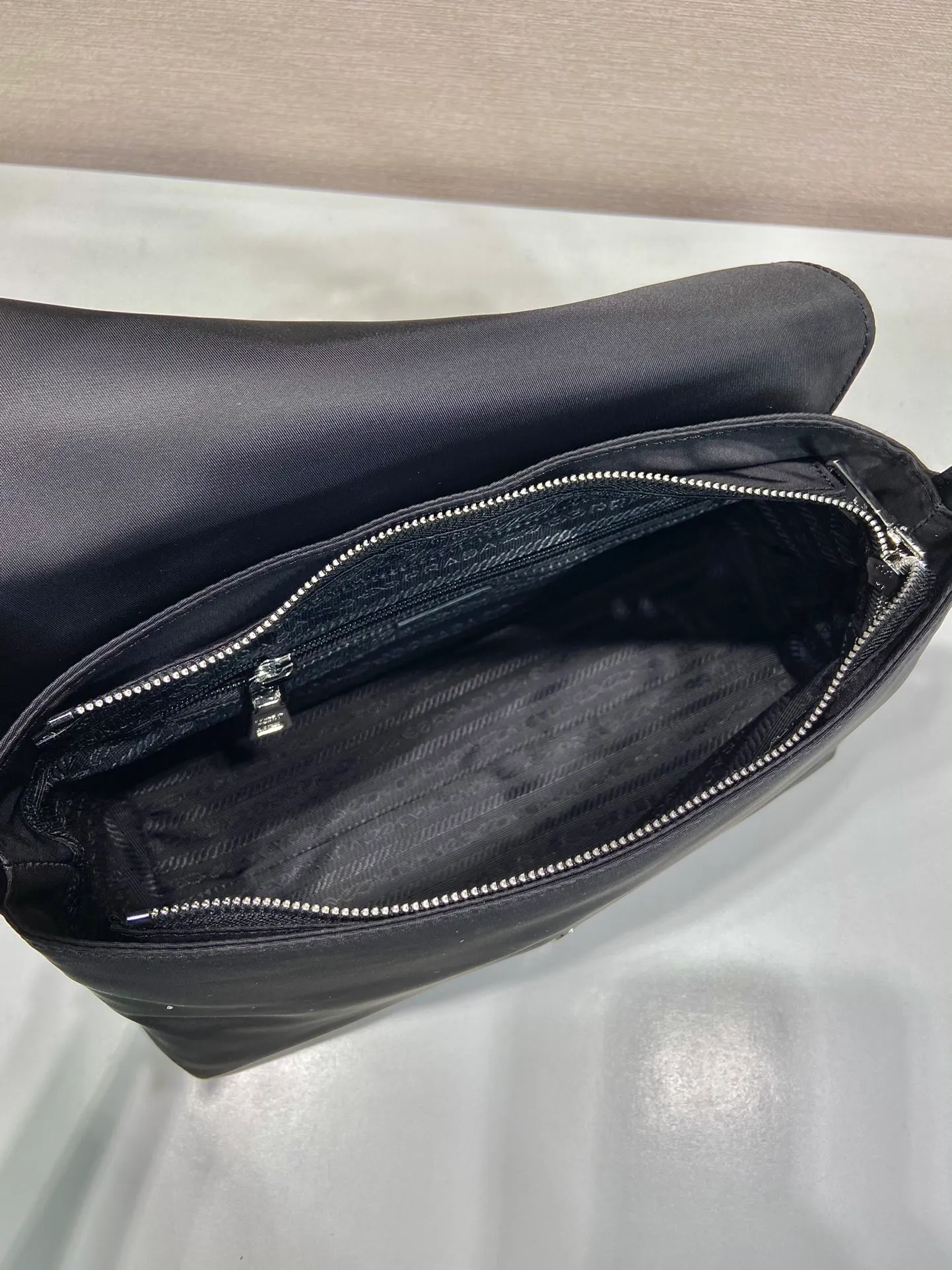 💰900🎉 New second-hand bag 🎉1BH628🎉🎉 This second-hand bag is made of imported nylon fabric, has a clamshell design, can be carried by hand and shoulder, and has a large capacity. Simple/light/generous. Another popular style that will never go out of style🎉🎉 Length 28x height 18x ​​bottom 10cm