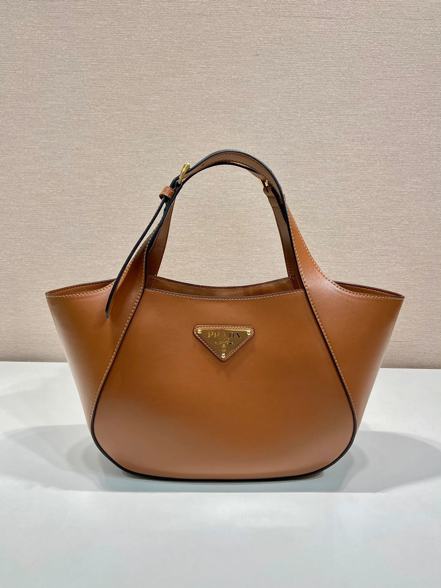 💰1720🎉New style🎉1BG483 Tote Bag🎉🎉 This leather tote bag is made of imported calf and imported sheepskin inside. It is full of exquisite charm and practicality. It features an adjustable leather handle with a classic metal buckle for a stylish and modern detail. The style is versatile and the upper body effect is very beautiful🎉🎉Babies, hurry up and get it🎉🎉 Length 28x Height 20.5x Bottom 7.5cm🎉🎉🎉👏👏👏