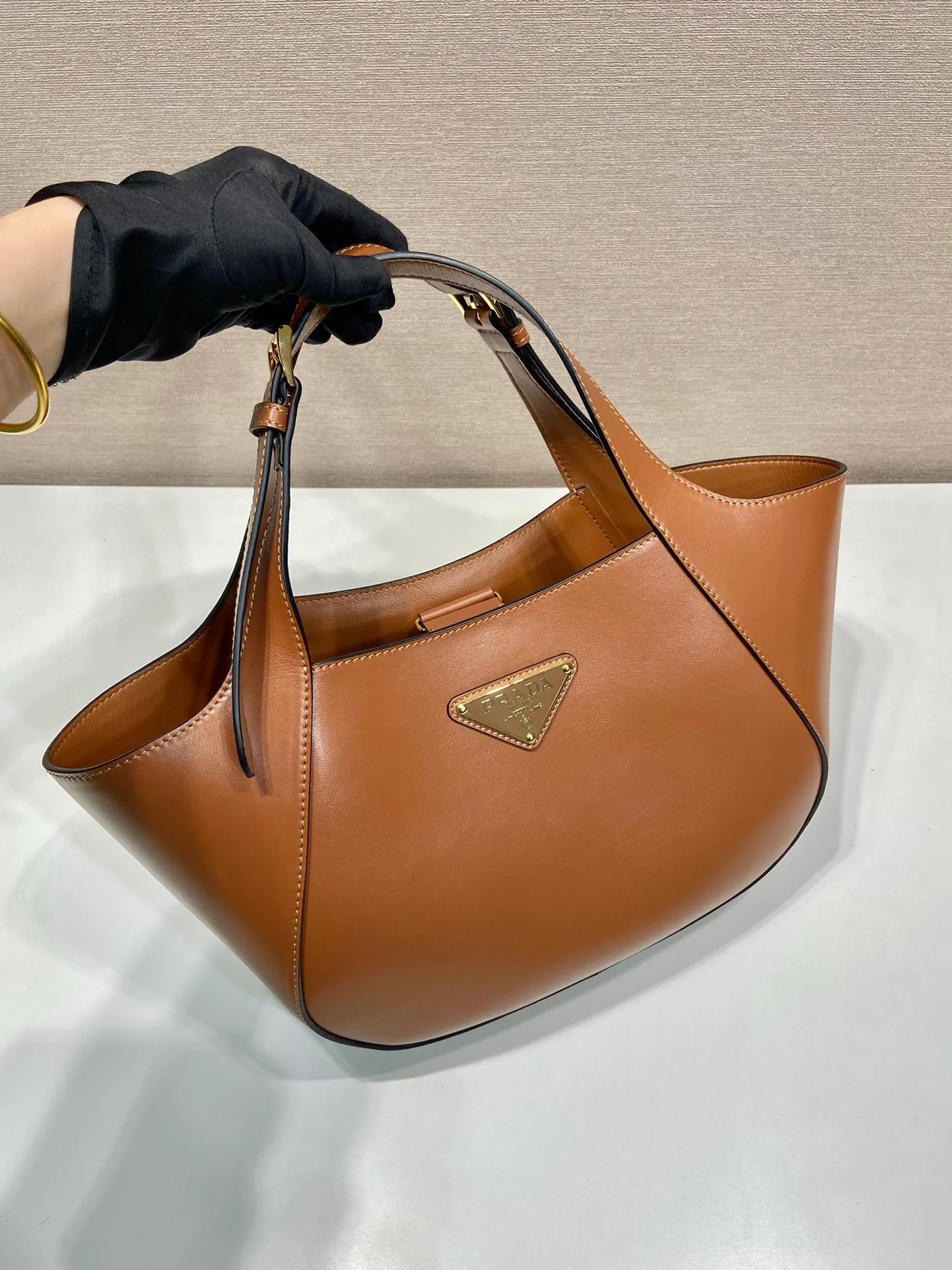 💰1720🎉New style🎉1BG483 Tote Bag🎉🎉 This leather tote bag is made of imported calf and imported sheepskin inside. It is full of exquisite charm and practicality. It features an adjustable leather handle with a classic metal buckle for a stylish and modern detail. The style is versatile and the upper body effect is very beautiful🎉🎉Babies, hurry up and get it🎉🎉 Length 28x Height 20.5x Bottom 7.5cm🎉🎉🎉👏👏👏