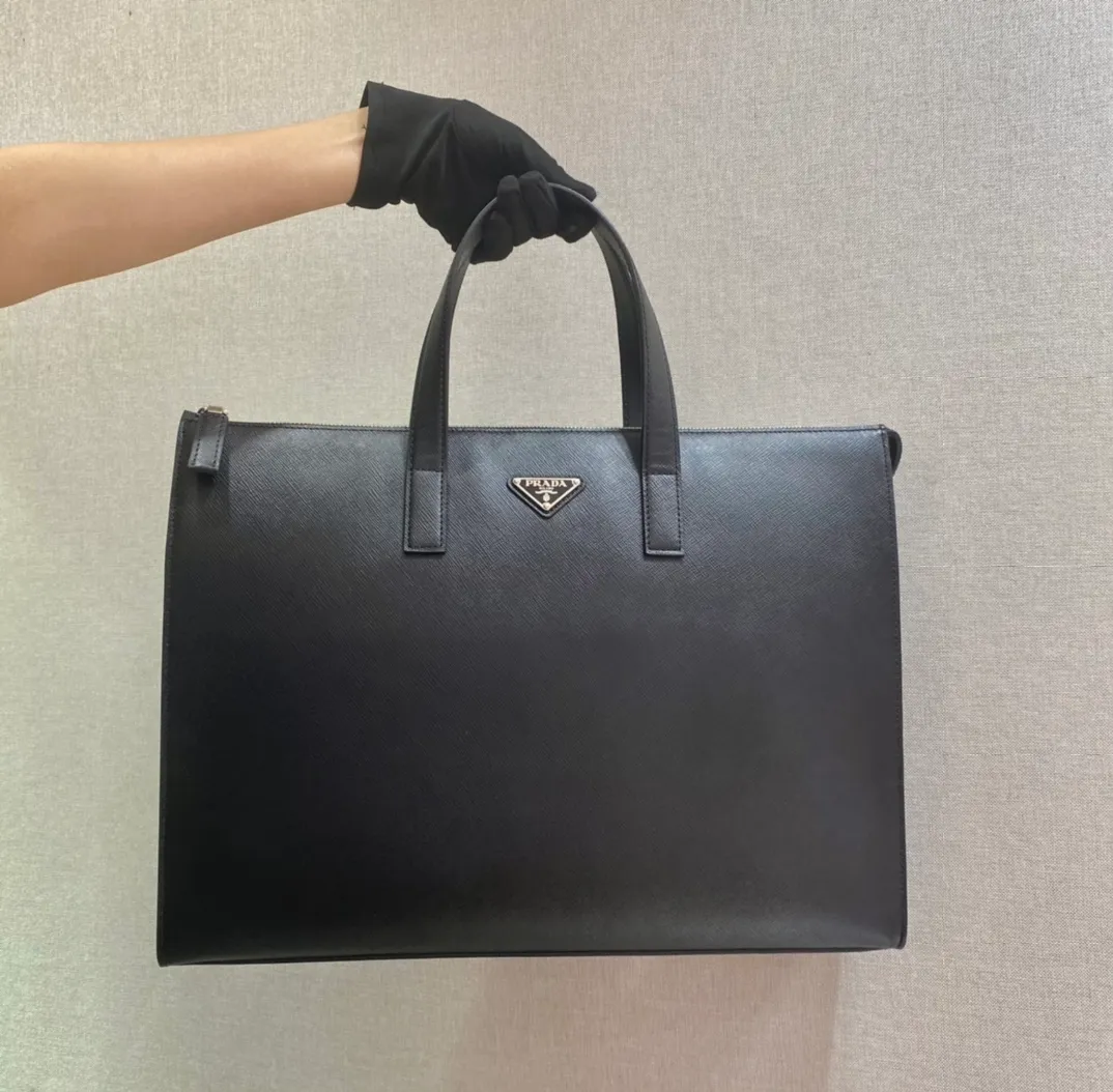 💰1960🎉New Briefcase🎉2VG039🎉🎉 This simple tote bag combines modernism and classicism. It is decorated with a triangular logo and imported cross patterns, which has a striking brand style. Simple and elegant, men, hurry up and get it, it is another popular style that will never go out of style🎉🎉 Length 40x Height 40x Bottom 9cm
