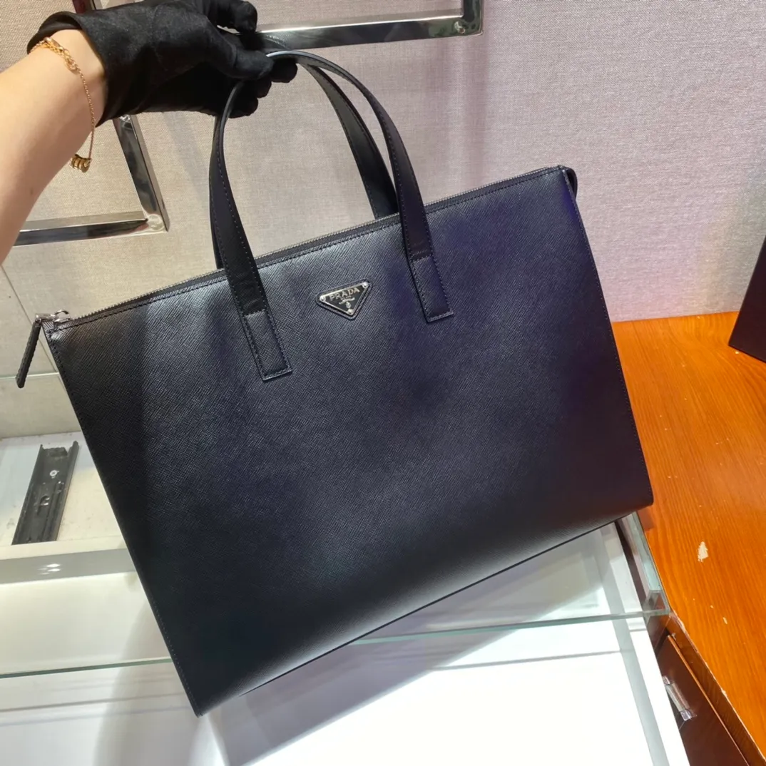 💰1960🎉New Briefcase🎉2VG039🎉🎉 This simple tote bag combines modernism and classicism. It is decorated with a triangular logo and imported cross patterns, which has a striking brand style. Simple and elegant, men, hurry up and get it, it is another popular style that will never go out of style🎉🎉 Length 40x Height 40x Bottom 9cm