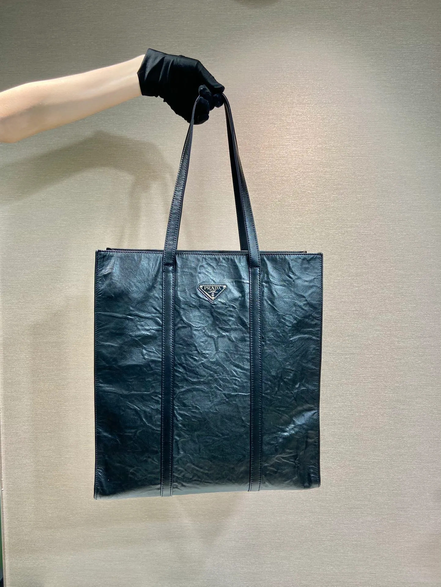 💰2040🎉New Tote Bag🎉1BG587 Large🎉🎉 This casual style tote bag is made of natural textured glossy soft sheepskin. The hand-draped effect contrasts sharply with the concept of precise construction, reinterpreting unrestrained everyday objects. It has a very large capacity, is lightweight and practical, has a cool and handsome upper body effect, and is suitable for both men and women. If you like babies, hurry up and get it🎉🎉 Length 36x Height 39x Bottom 13cm