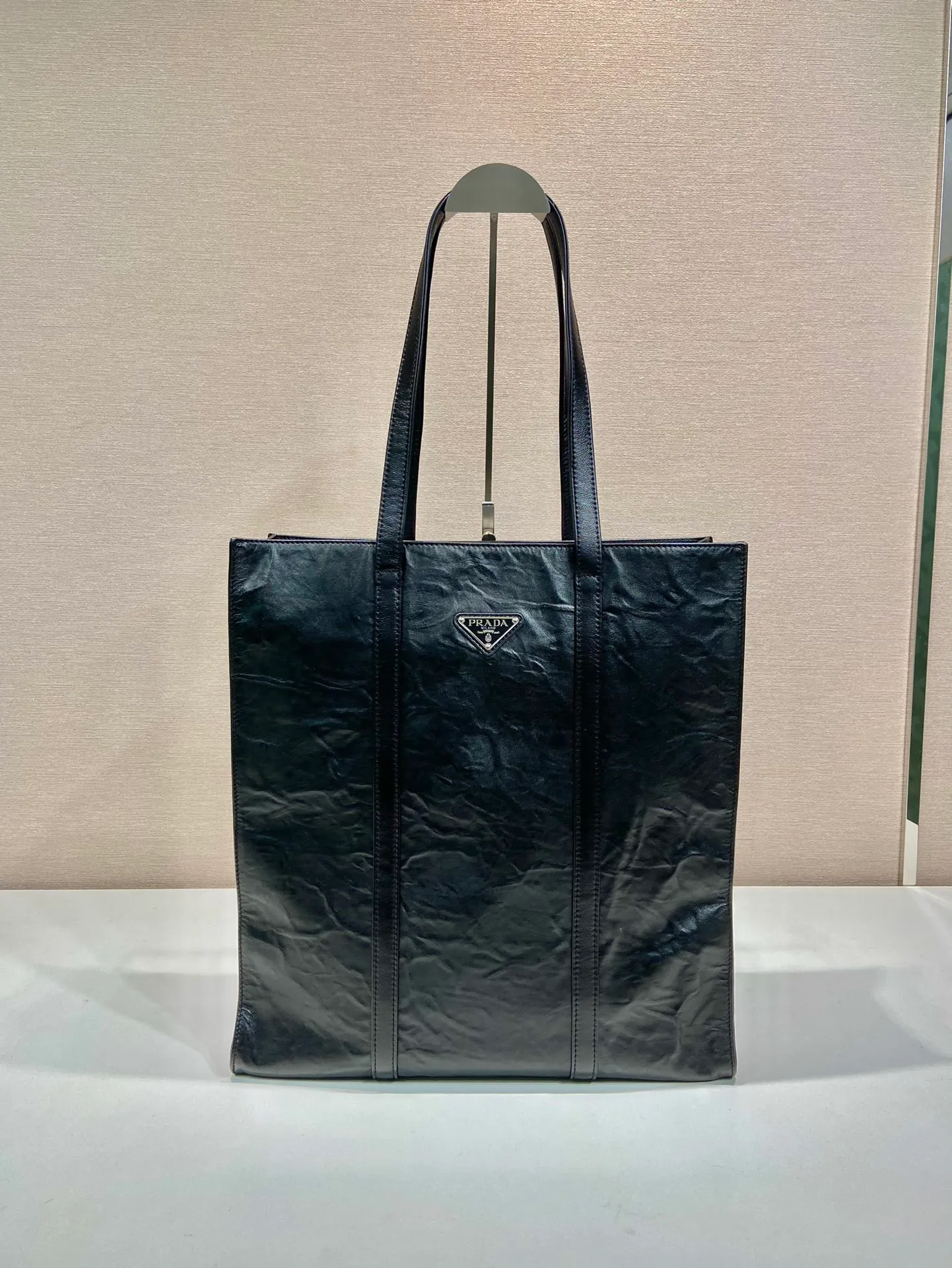 💰2040🎉New Tote Bag🎉1BG587 Large🎉🎉 This casual style tote bag is made of natural textured glossy soft sheepskin. The hand-draped effect contrasts sharply with the concept of precise construction, reinterpreting unrestrained everyday objects. It has a very large capacity, is lightweight and practical, has a cool and handsome upper body effect, and is suitable for both men and women. If you like babies, hurry up and get it🎉🎉 Length 36x Height 39x Bottom 13cm