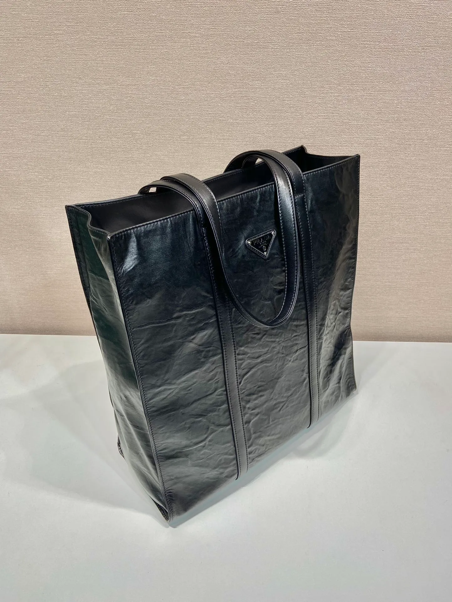 💰2040🎉New Tote Bag🎉1BG587 Large🎉🎉 This casual style tote bag is made of natural textured glossy soft sheepskin. The hand-draped effect contrasts sharply with the concept of precise construction, reinterpreting unrestrained everyday objects. It has a very large capacity, is lightweight and practical, has a cool and handsome upper body effect, and is suitable for both men and women. If you like babies, hurry up and get it🎉🎉 Length 36x Height 39x Bottom 13cm