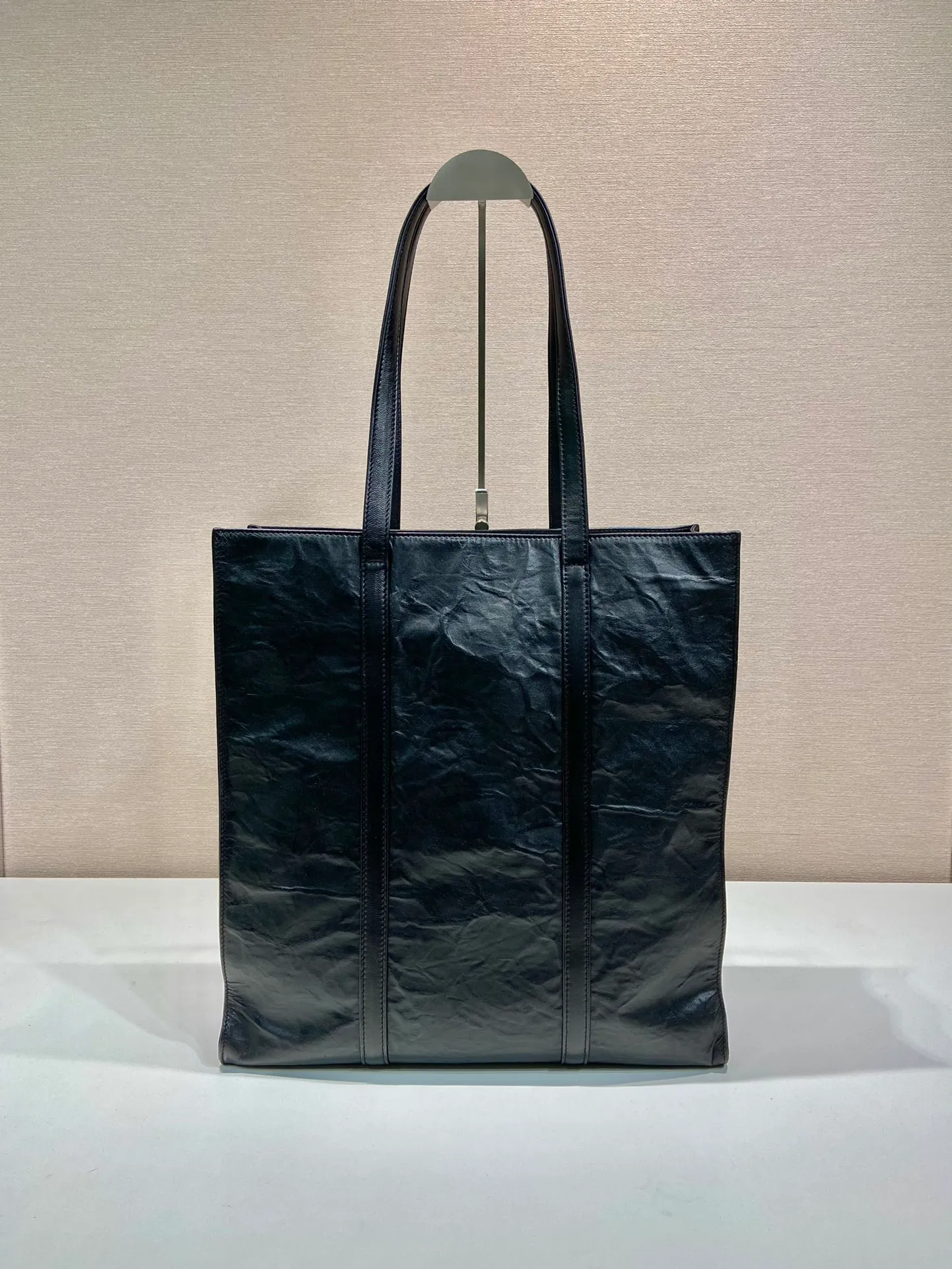 💰2040🎉New Tote Bag🎉1BG587 Large🎉🎉 This casual style tote bag is made of natural textured glossy soft sheepskin. The hand-draped effect contrasts sharply with the concept of precise construction, reinterpreting unrestrained everyday objects. It has a very large capacity, is lightweight and practical, has a cool and handsome upper body effect, and is suitable for both men and women. If you like babies, hurry up and get it🎉🎉 Length 36x Height 39x Bottom 13cm