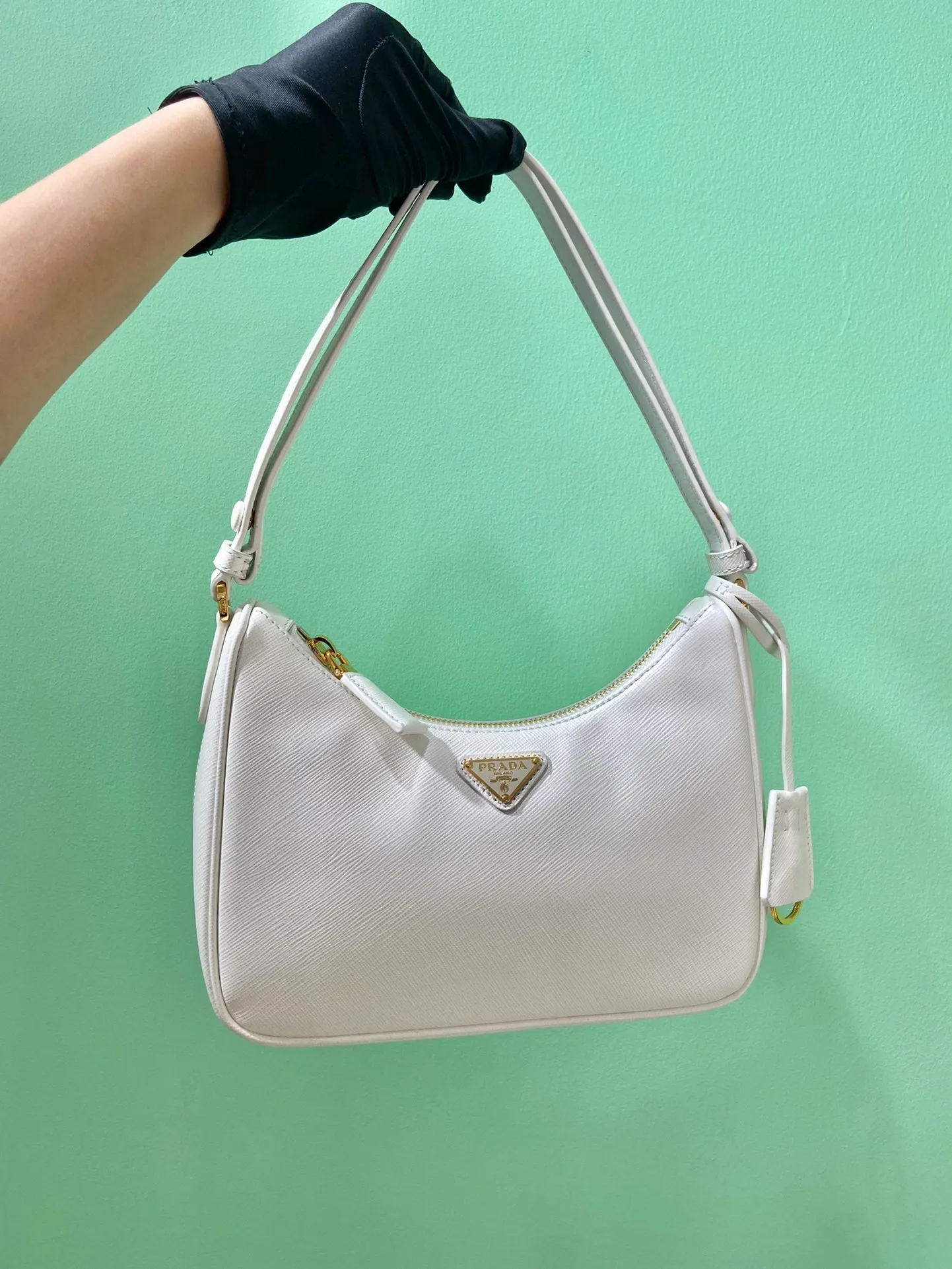 💰1320🎉New style🎉1BC204B handbag/underarm bag/crossbody bag This Hobo handbag/underarm bag/crossbody bag is very functional and can be used for three purposes in one bag. It is perfect🎉🎉It is made of imported cross-grain cowhide, which is more wear-resistant. The shoulder strap can be adjusted and switched at any time😘😘The upper body effect is beautiful, convenient and practical🎉🎉Hurry up and get it👏👏 Length 23x Height 17x Bottom 6.5cm