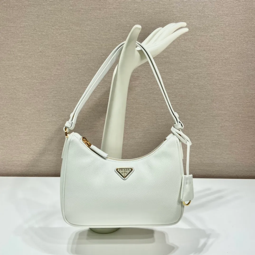 💰1320🎉New style🎉1BC204B handbag/underarm bag/crossbody bag This Hobo handbag/underarm bag/crossbody bag is very functional and can be used for three purposes in one bag. It is perfect🎉🎉It is made of imported cross-grain cowhide, which is more wear-resistant. The shoulder strap can be adjusted and switched at any time😘😘The upper body effect is beautiful, convenient and practical🎉🎉Hurry up and get it👏👏 Length 23x Height 17x Bottom 6.5cm