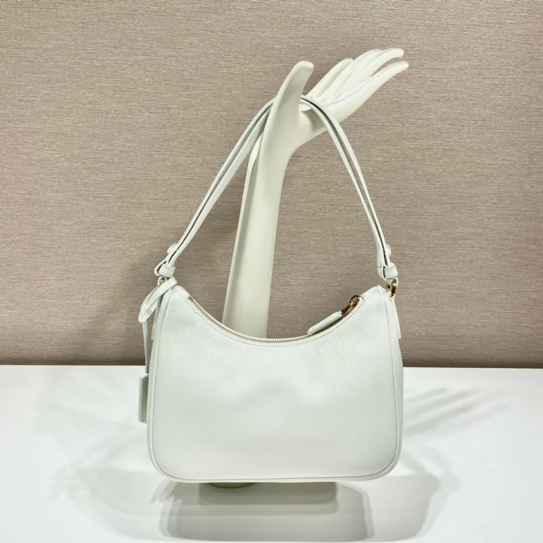 💰1320🎉New style🎉1BC204B handbag/underarm bag/crossbody bag This Hobo handbag/underarm bag/crossbody bag is very functional and can be used for three purposes in one bag. It is perfect🎉🎉It is made of imported cross-grain cowhide, which is more wear-resistant. The shoulder strap can be adjusted and switched at any time😘😘The upper body effect is beautiful, convenient and practical🎉🎉Hurry up and get it👏👏 Length 23x Height 17x Bottom 6.5cm
