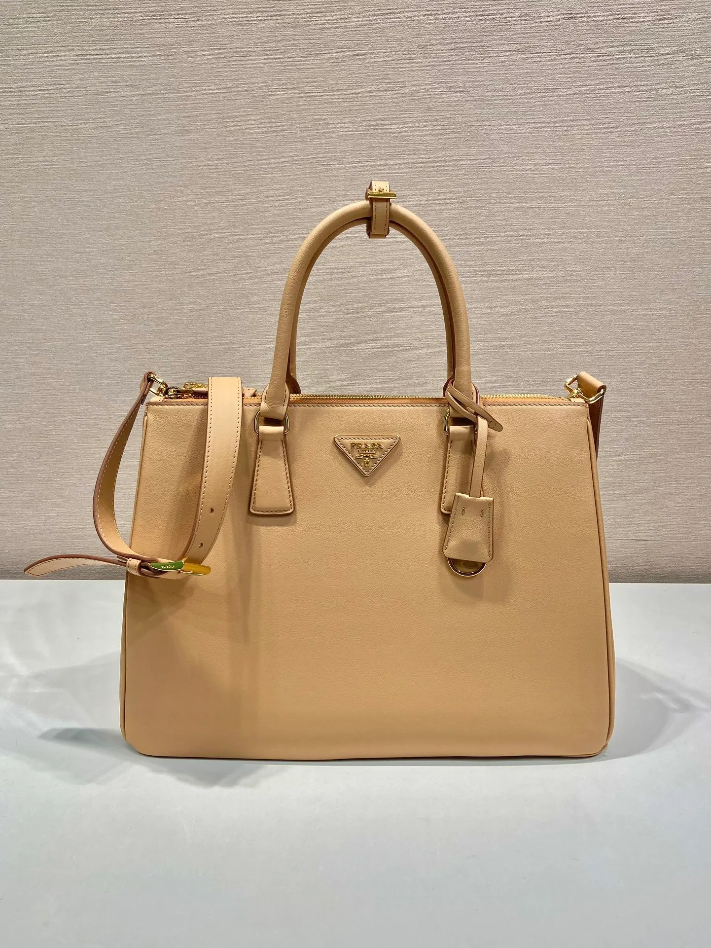 💰2160🎉New killer bag🎉1BA446 extra large plain style🎉🎉 This classic popular style is designed with new material calfskin and lambskin inside🎉🎉Featuring classic three compartments and gold metal hardware accessories, Equipped with a detachable calfskin long shoulder strap, it can be carried by hand or on the shoulder. It is practical and fashionable. Baby, hurry up and get it🎉🎉 Length 36x Height 26x Bottom 15cm🎉🎉🎉💰💰💰