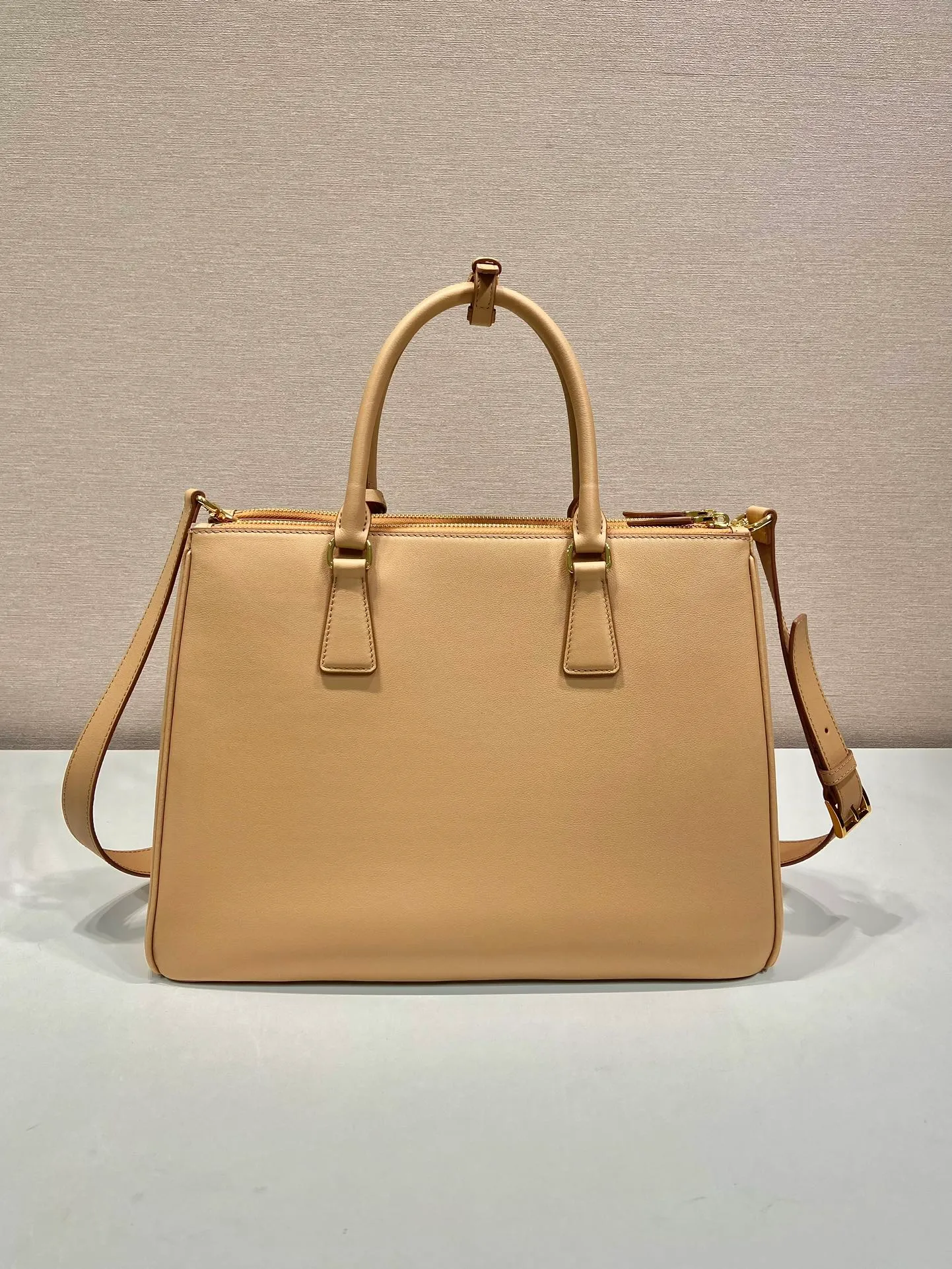 💰2160🎉New killer bag🎉1BA446 extra large plain style🎉🎉 This classic popular style is designed with new material calfskin and lambskin inside🎉🎉Featuring classic three compartments and gold metal hardware accessories, Equipped with a detachable calfskin long shoulder strap, it can be carried by hand or on the shoulder. It is practical and fashionable. Baby, hurry up and get it🎉🎉 Length 36x Height 26x Bottom 15cm🎉🎉🎉💰💰💰