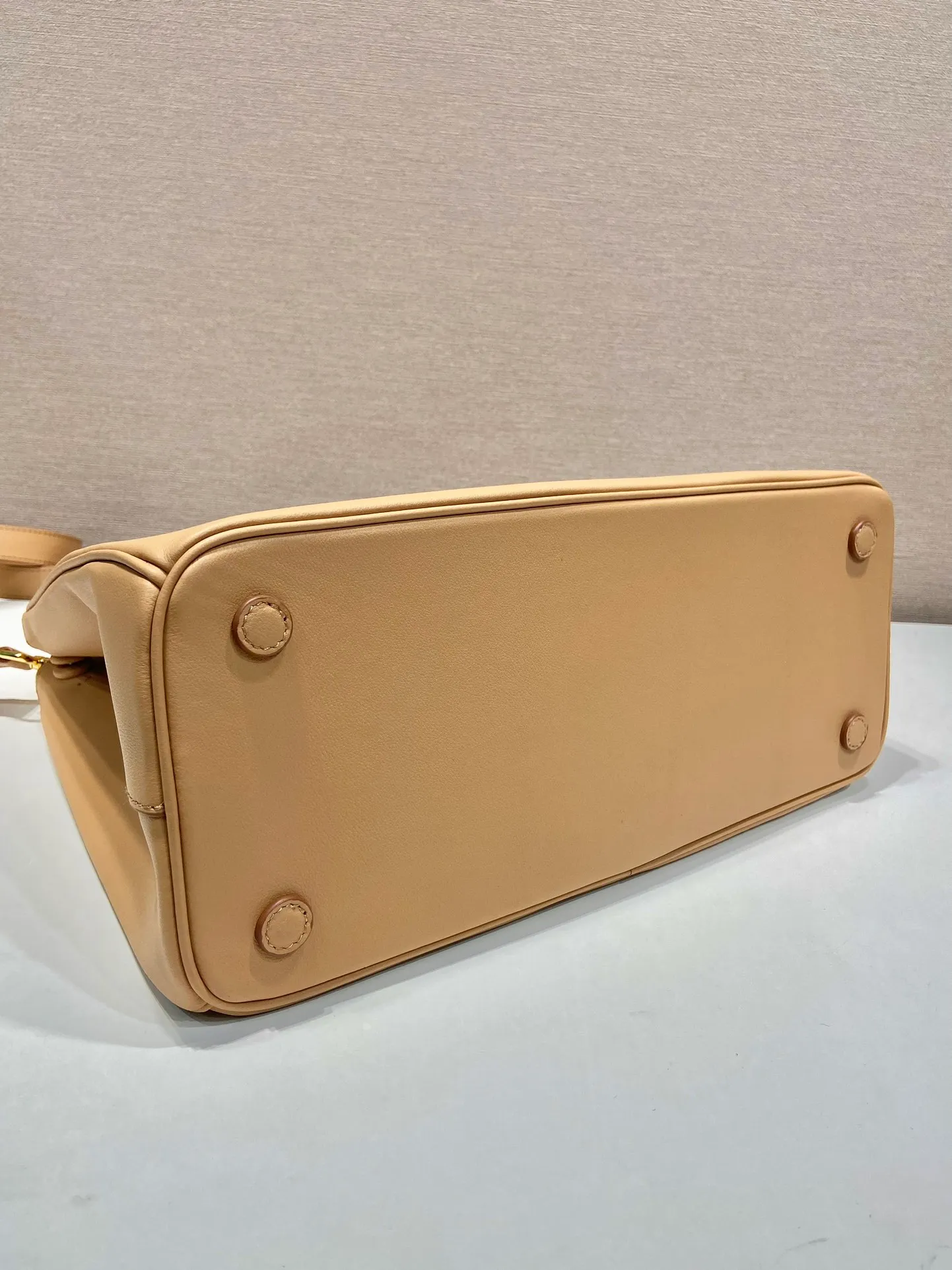 💰2160🎉New killer bag🎉1BA446 extra large plain style🎉🎉 This classic popular style is designed with new material calfskin and lambskin inside🎉🎉Featuring classic three compartments and gold metal hardware accessories, Equipped with a detachable calfskin long shoulder strap, it can be carried by hand or on the shoulder. It is practical and fashionable. Baby, hurry up and get it🎉🎉 Length 36x Height 26x Bottom 15cm🎉🎉🎉💰💰💰