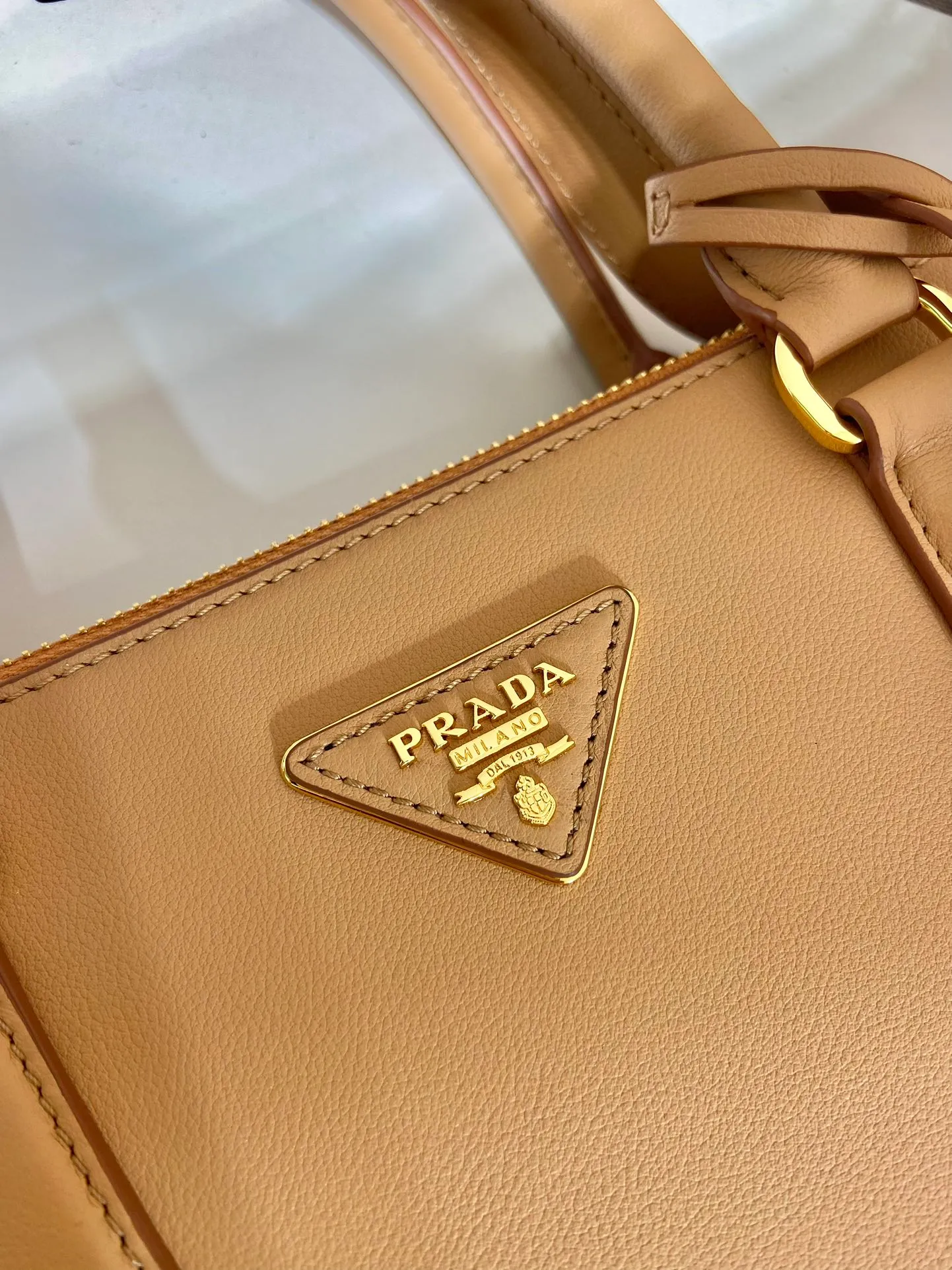 💰2160🎉New killer bag🎉1BA446 extra large plain style🎉🎉 This classic popular style is designed with new material calfskin and lambskin inside🎉🎉Featuring classic three compartments and gold metal hardware accessories, Equipped with a detachable calfskin long shoulder strap, it can be carried by hand or on the shoulder. It is practical and fashionable. Baby, hurry up and get it🎉🎉 Length 36x Height 26x Bottom 15cm🎉🎉🎉💰💰💰