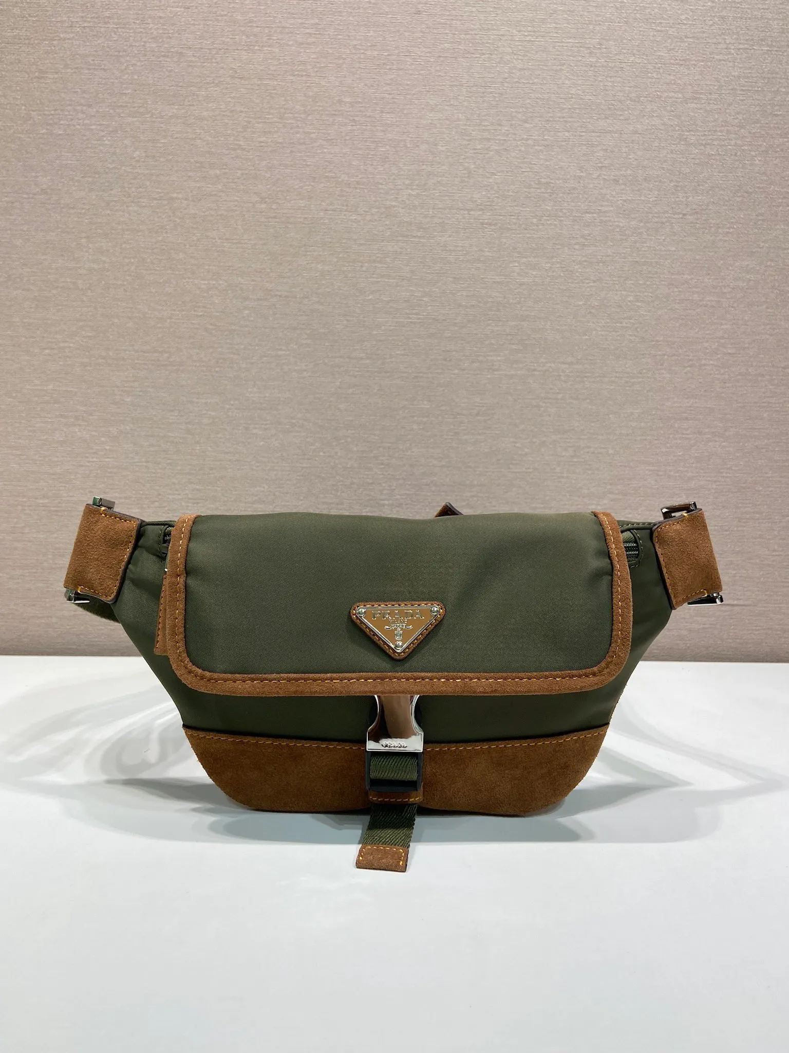 💰960🎉New waist bag🎉2VH176 Musk Green🎉🎉 This versatile and fashionable shoulder bag is made of imported nylon material. The compact style is embellished with leather trim, details such as side buckles are refined and practical, and the adjustable shoulder strap makes it easy to wear cross-body. The enameled triangular metal logo highlights the brand's classic character. It can be used as a chest bag or a waist bag. The upper body effect is very cool, lightweight and practical. Hurry up and get it🎉🎉 Length 18x height 15x bottom 5cm