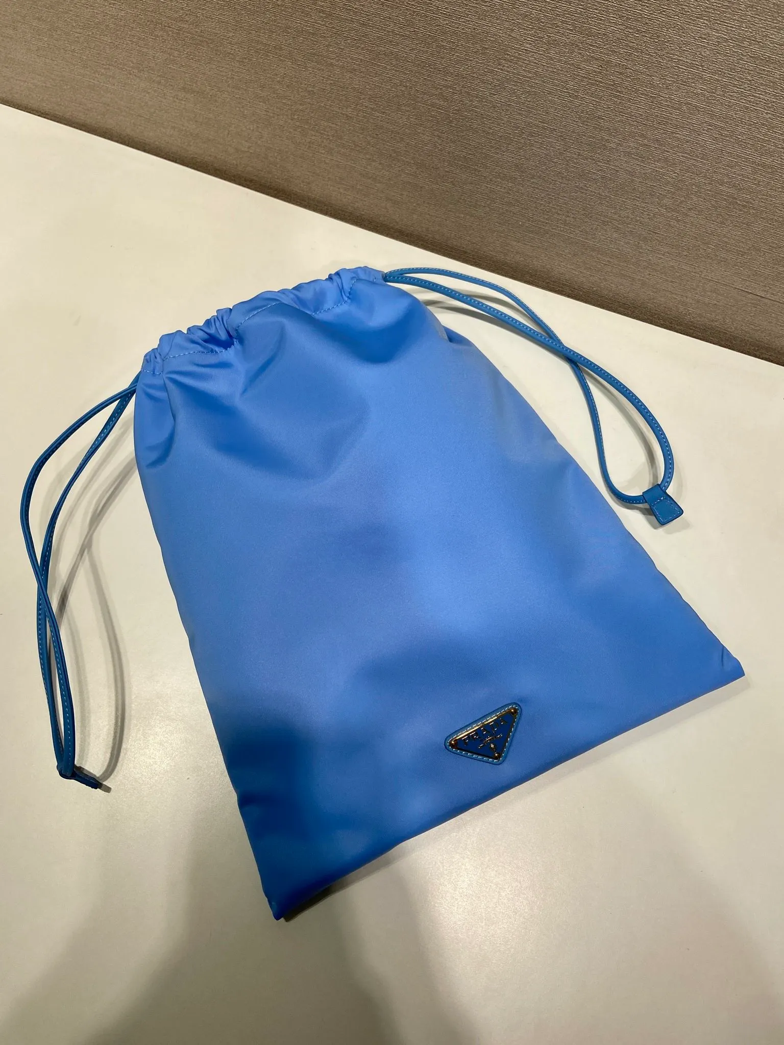 💰560🎉New handbag🎉1NK001 drawstring pouch🎉💰 This drawstring pouch is made of Re-Nylon nylon, with a calf leather drawstring top, enamelled triangular metal logo, Re-Nylon lining with patch pockets, it can also be used as a handbag/storage bag and cosmetic bag. The functionality is very practical, and it is a popular style that will never go out of style. It is worth owning🎉 Height: 35cm Width: 29cm