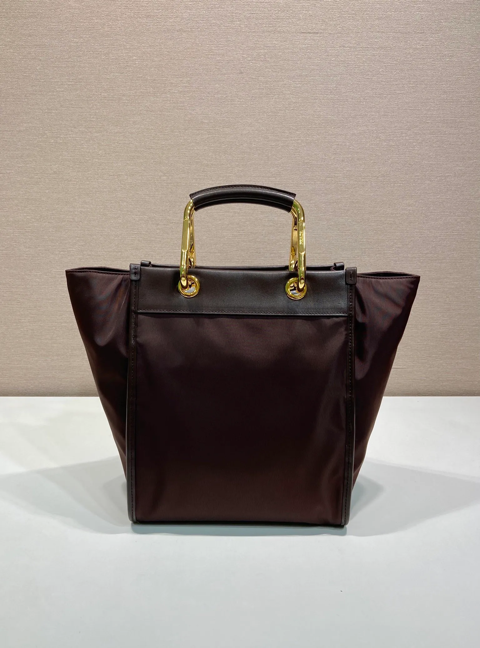 💰1320🎉New Tote Bag🎉1BG578 New Color🎉🎉 This tote bag adopts a fashionable geometric shape, combining practical Re-Nylon recycled nylon material and exquisite details. The shape is versatile, with double metal and leather handles, so you can switch between a handbag and a shoulder bag at will. Embellished with the iconic enameled triangle metal logo. It has a large capacity and is a popular style that will never go out of style🎉Babies, hurry up and get it🎉 Length 23x Height 28.5x Bottom 15cm🎉🎉🎉💰💰💰