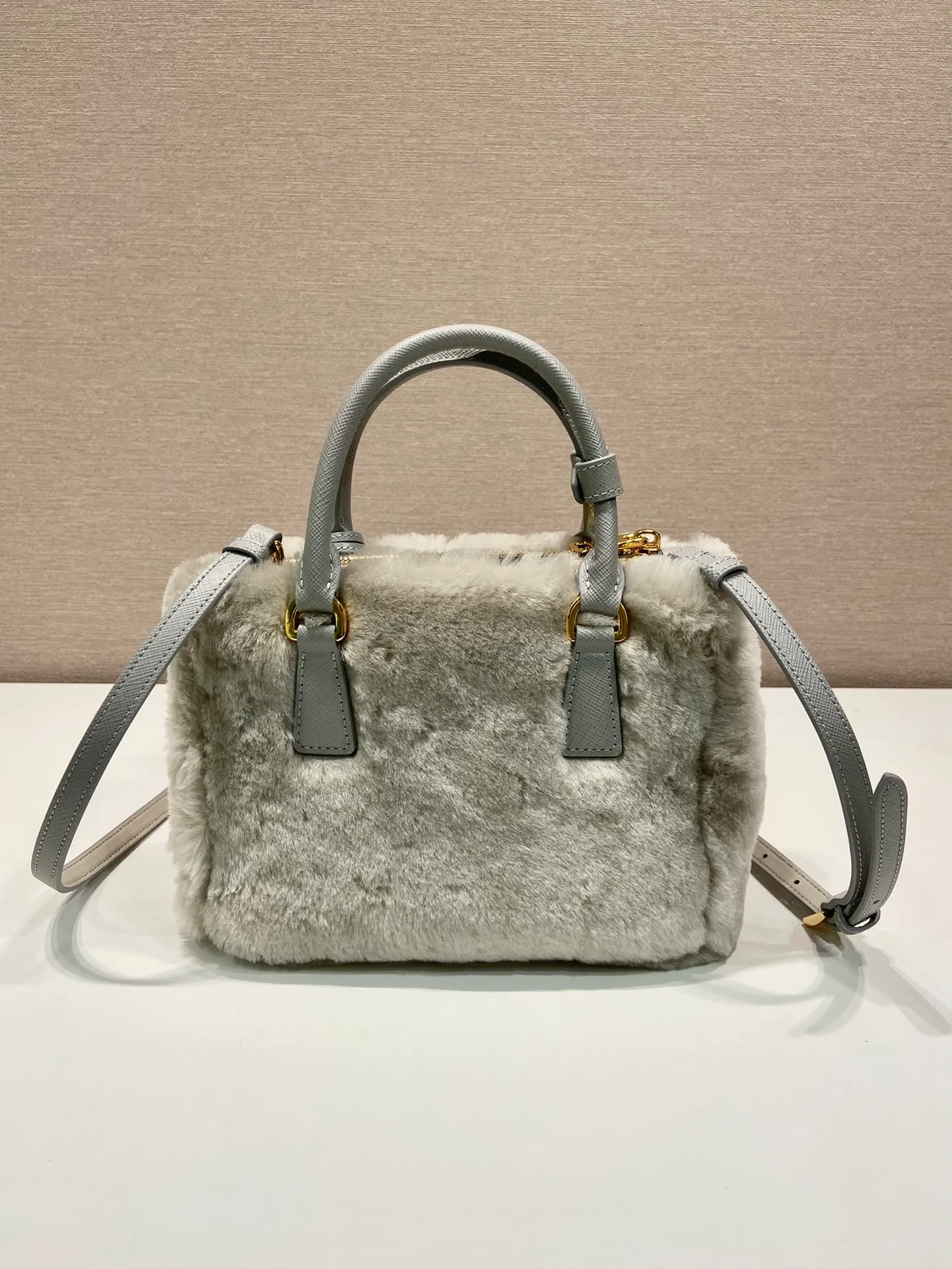 💰1700🎉Killer fur bag🎉1BA906 mini goat hair🎉🎉 This mini killer fur bag is made of imported goat hair and comes with a detachable long shoulder strap that can be carried by hand. What I love most is that there is a small pendant hanging on the shoulder strap. It has an extra touch of sexiness and is lined with sheepskin. It’s so beautiful🎉🎉Simple and fashionable😃 A must-have in winter, I like it for babies. Get it now. Length 20x height 15x base 9.5cm🎉🎉🎉