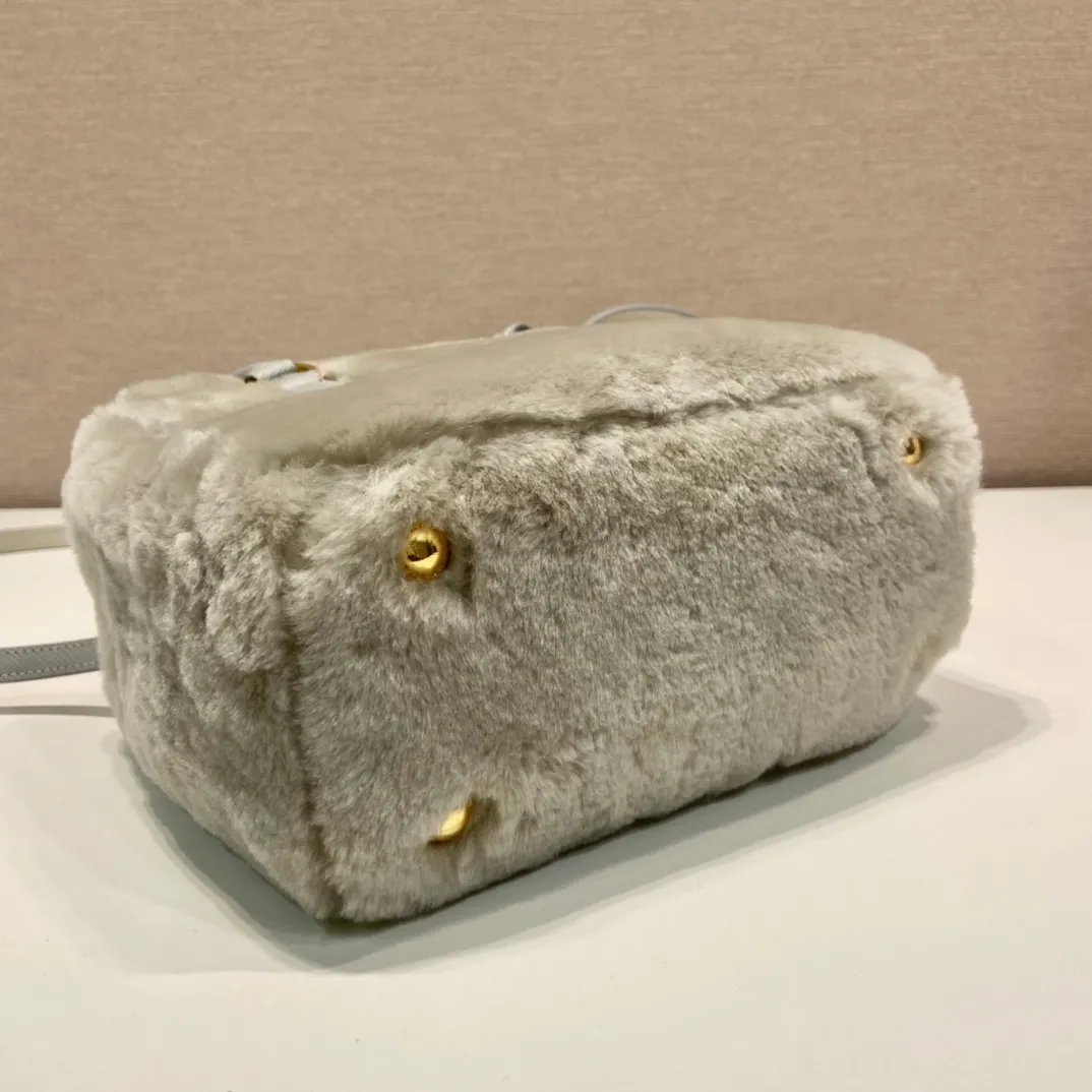 💰1700🎉Killer fur bag🎉1BA906 mini goat hair🎉🎉 This mini killer fur bag is made of imported goat hair and comes with a detachable long shoulder strap that can be carried by hand. What I love most is that there is a small pendant hanging on the shoulder strap. It has an extra touch of sexiness and is lined with sheepskin. It’s so beautiful🎉🎉Simple and fashionable😃 A must-have in winter, I like it for babies. Get it now. Length 20x height 15x base 9.5cm🎉🎉🎉
