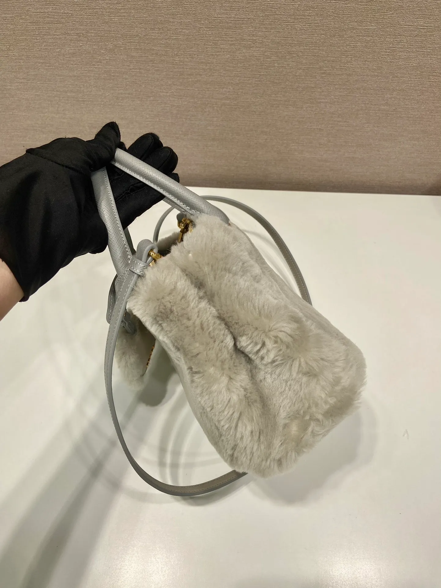 💰1700🎉Killer fur bag🎉1BA906 mini goat hair🎉🎉 This mini killer fur bag is made of imported goat hair and comes with a detachable long shoulder strap that can be carried by hand. What I love most is that there is a small pendant hanging on the shoulder strap. It has an extra touch of sexiness and is lined with sheepskin. It’s so beautiful🎉🎉Simple and fashionable😃 A must-have in winter, I like it for babies. Get it now. Length 20x height 15x base 9.5cm🎉🎉🎉