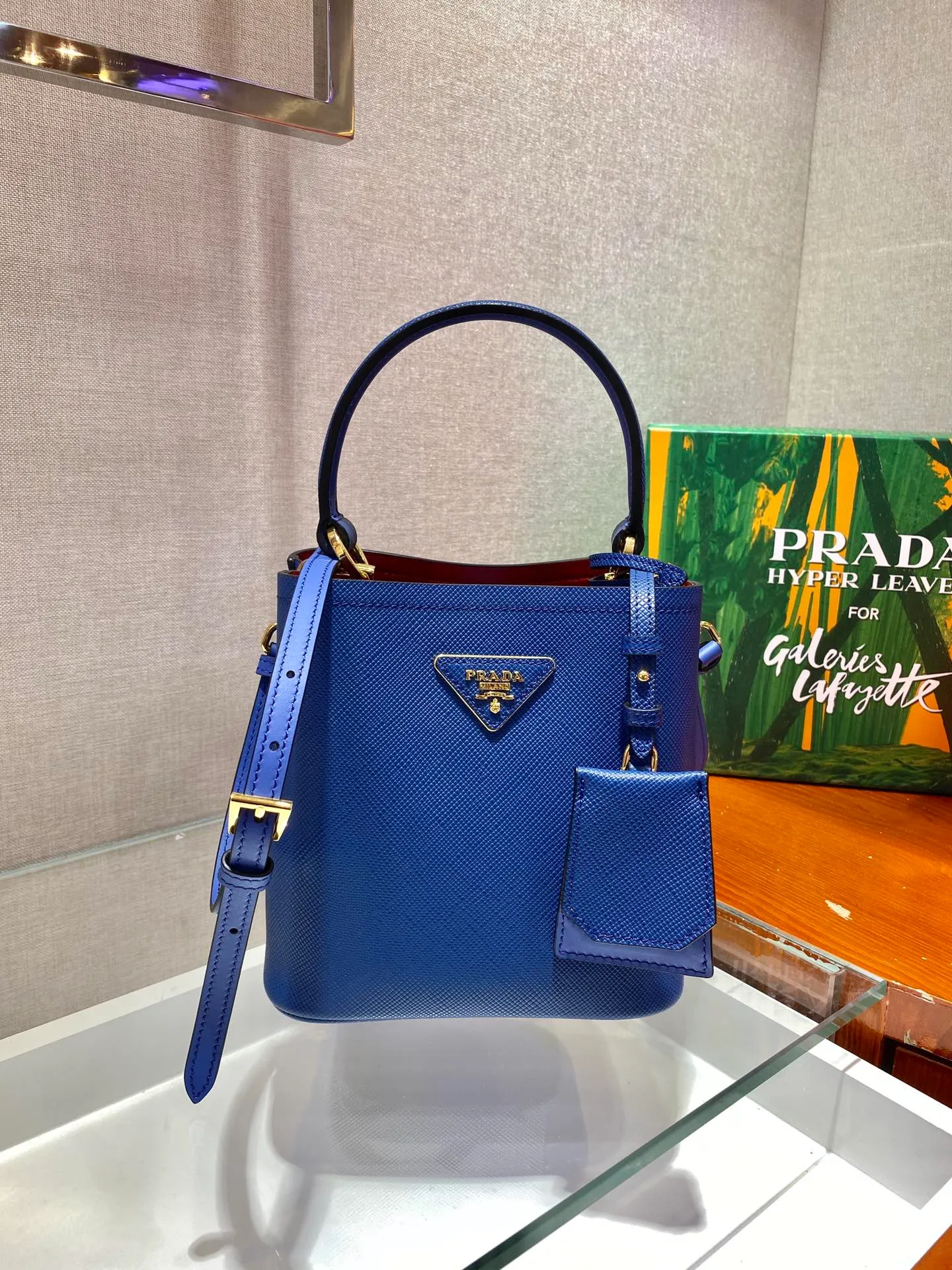 💰1700🔆Exclusive first launch🔆1BA217 mini size new color💋Original item🤙🤙Made of imported Saffiano leather material, removable shoulder strap, leather nameplate and metal logo complement each other. Leather-covered central pocket with magnetic buckle. Saffiano leather triangle logo. Contrast color nappa leather lining. This Double handbag has an elegant style, eye-catching and unique. It is also a popular style🙋🏻🙋🏻Length 17x Height 18X Bottom 10.5cm