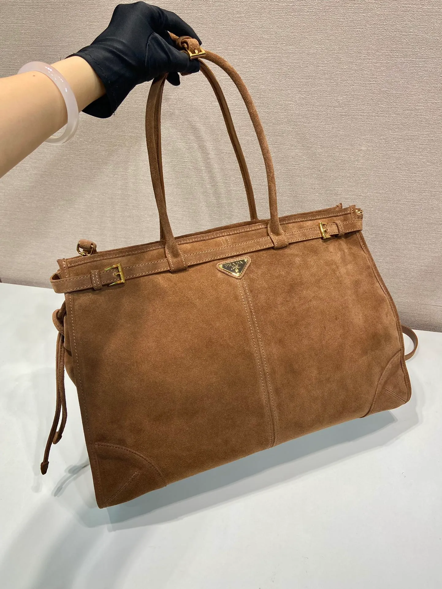 💰1800🎉LusSolf Suede🎉1BA439 Extra Large🎉🎉 This hand-held crossbody bag is made of imported suede (nubuck leather). The classic color exudes a classic atmosphere. It is equipped with a detachable and adjustable long shoulder strap, which is convenient for matching on different occasions. It has a very large capacity and is easy to use. It is definitely a must-have for fashionistas. Hurry up and take this retro-style handbag home! Length 42x Height 30x Bottom 12cm🎉🎉🎉👏👏👏
