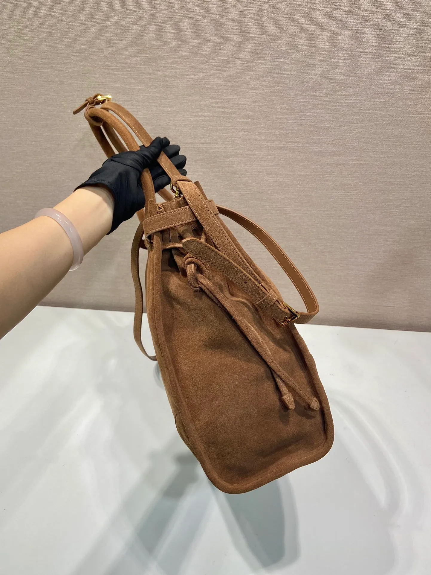💰1800🎉LusSolf Suede🎉1BA439 Extra Large🎉🎉 This hand-held crossbody bag is made of imported suede (nubuck leather). The classic color exudes a classic atmosphere. It is equipped with a detachable and adjustable long shoulder strap, which is convenient for matching on different occasions. It has a very large capacity and is easy to use. It is definitely a must-have for fashionistas. Hurry up and take this retro-style handbag home! Length 42x Height 30x Bottom 12cm🎉🎉🎉👏👏👏