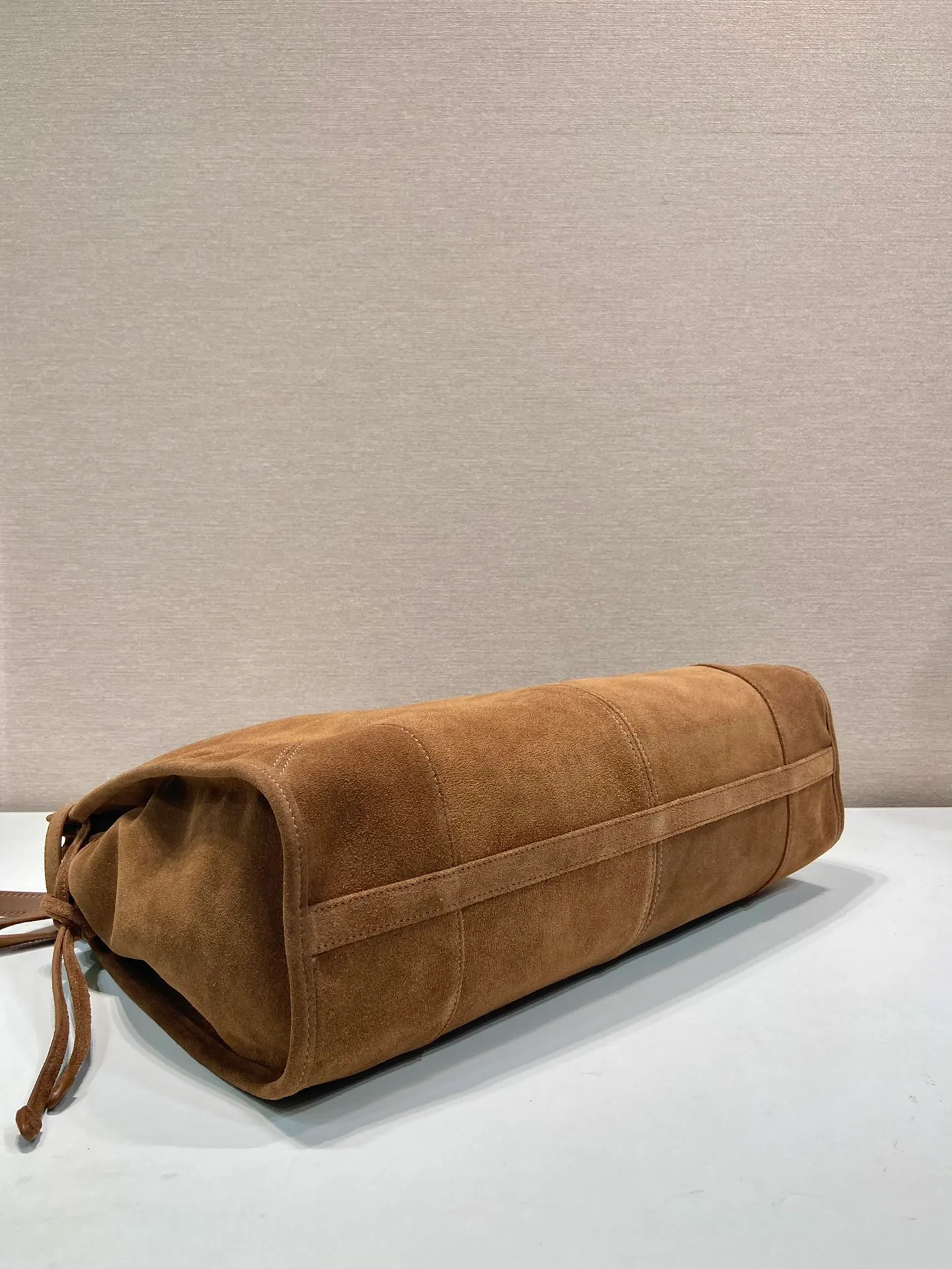 💰1800🎉LusSolf Suede🎉1BA439 Extra Large🎉🎉 This hand-held crossbody bag is made of imported suede (nubuck leather). The classic color exudes a classic atmosphere. It is equipped with a detachable and adjustable long shoulder strap, which is convenient for matching on different occasions. It has a very large capacity and is easy to use. It is definitely a must-have for fashionistas. Hurry up and take this retro-style handbag home! Length 42x Height 30x Bottom 12cm🎉🎉🎉👏👏👏
