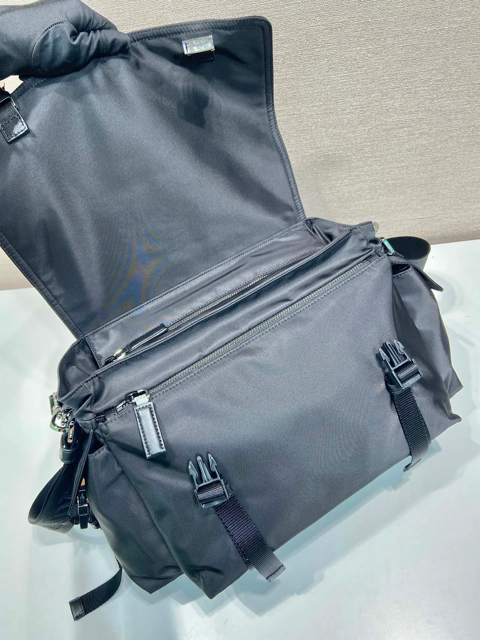 💰1320🎉New Arrival Mail Bag🎉2VD082🎉🎉 This Explore handbag perfectly combines elegance and functionality, with soft lines and multiple pockets. The clamshell design is designed for urban exploration and outdoor adventures, and features a shoulder strap and removable handle for multiple ways of carrying. The combination of regenerated nylon and leather reflects the duality of the design, blending technical details with refined elements. It has a large capacity and is a popular model that will never go out of style. Hurry up and get it🎉🎉 Length 42x Height 22x Bottom 20cm🎉🎉🎉💰💰💰