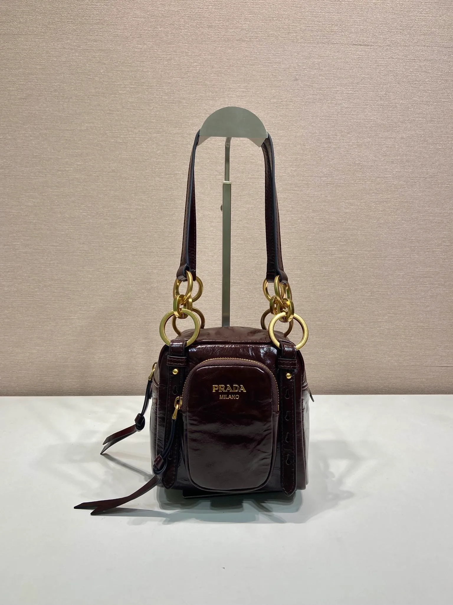 💰1500🎉New oil wax leather🎉1BB137 small size🎉💰 This new square handbag is made of soft oil wax leather with a retro feel. Retro metal hardware and zipper pockets with archive elements highlight the retro charm. It has large capacity and can be carried by hand or shoulder strap. The upper body effect is fashionable and towering. It is also a popular style that will never go out of style. Get it now🎉 Length 14x Height 14x Bottom 13.5cm🎉🎉🎉💰💰💰