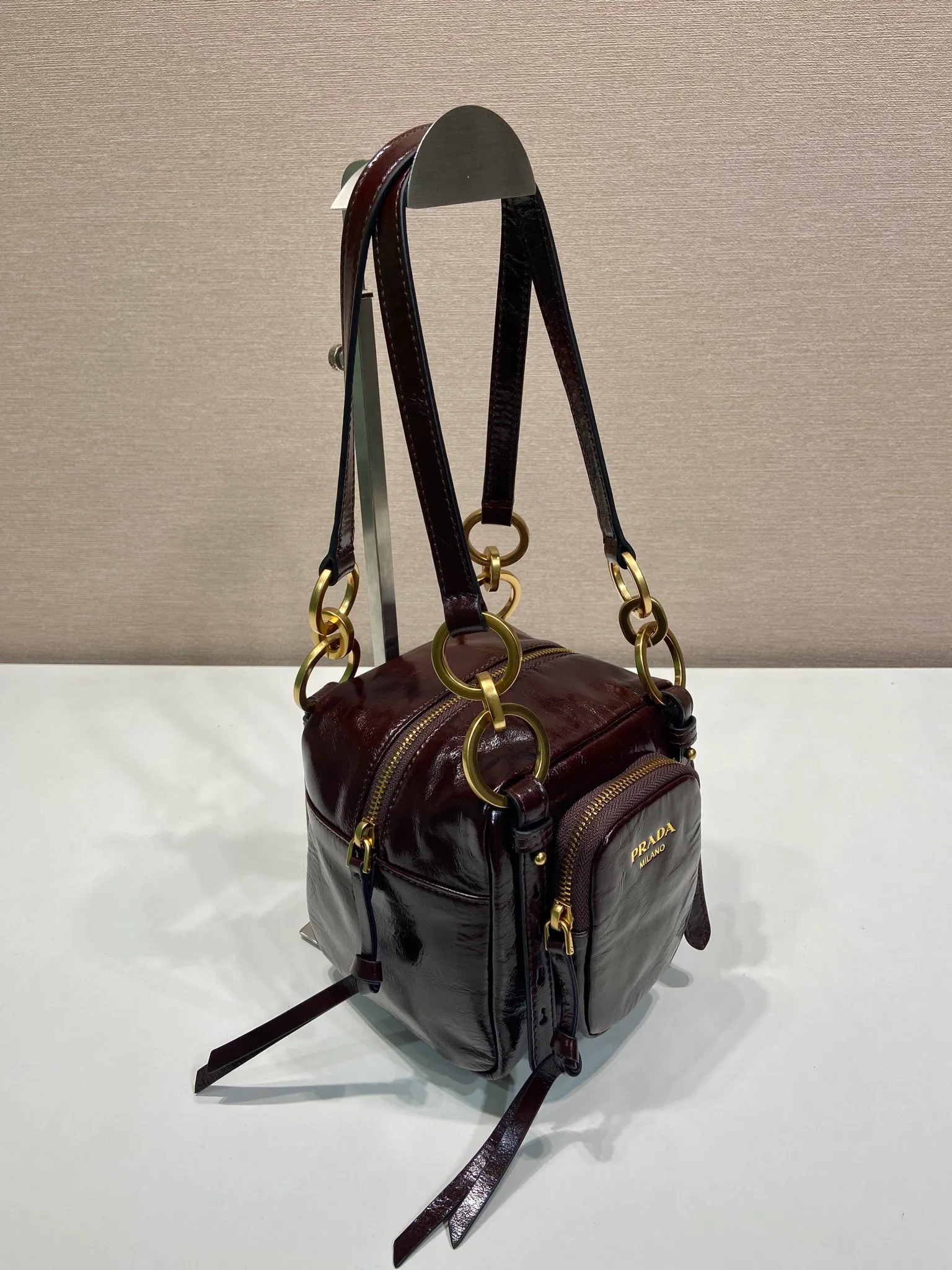 💰1500🎉New oil wax leather🎉1BB137 small size🎉💰 This new square handbag is made of soft oil wax leather with a retro feel. Retro metal hardware and zipper pockets with archive elements highlight the retro charm. It has large capacity and can be carried by hand or shoulder strap. The upper body effect is fashionable and towering. It is also a popular style that will never go out of style. Get it now🎉 Length 14x Height 14x Bottom 13.5cm🎉🎉🎉💰💰💰