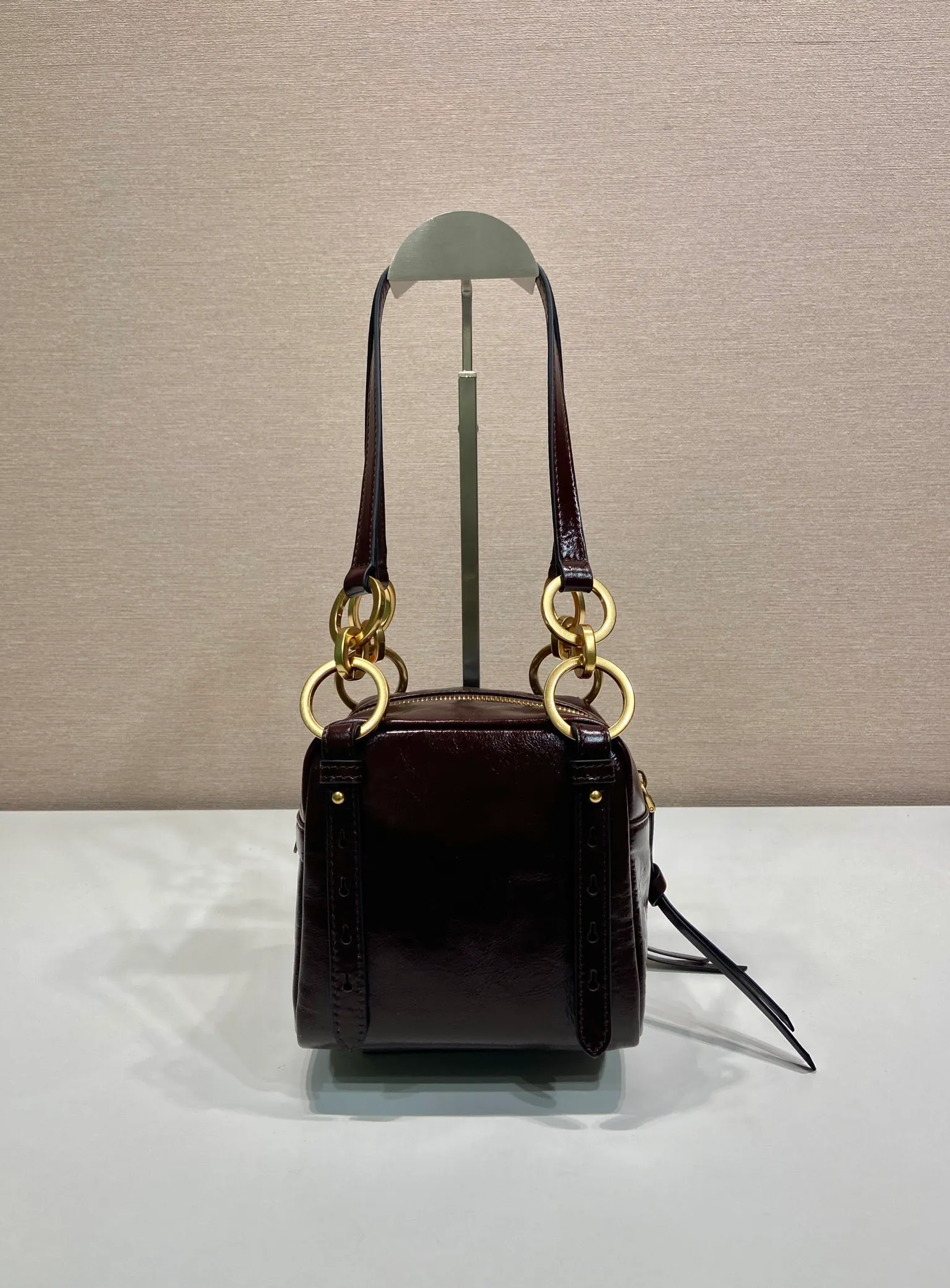 💰1500🎉New oil wax leather🎉1BB137 small size🎉💰 This new square handbag is made of soft oil wax leather with a retro feel. Retro metal hardware and zipper pockets with archive elements highlight the retro charm. It has large capacity and can be carried by hand or shoulder strap. The upper body effect is fashionable and towering. It is also a popular style that will never go out of style. Get it now🎉 Length 14x Height 14x Bottom 13.5cm🎉🎉🎉💰💰💰