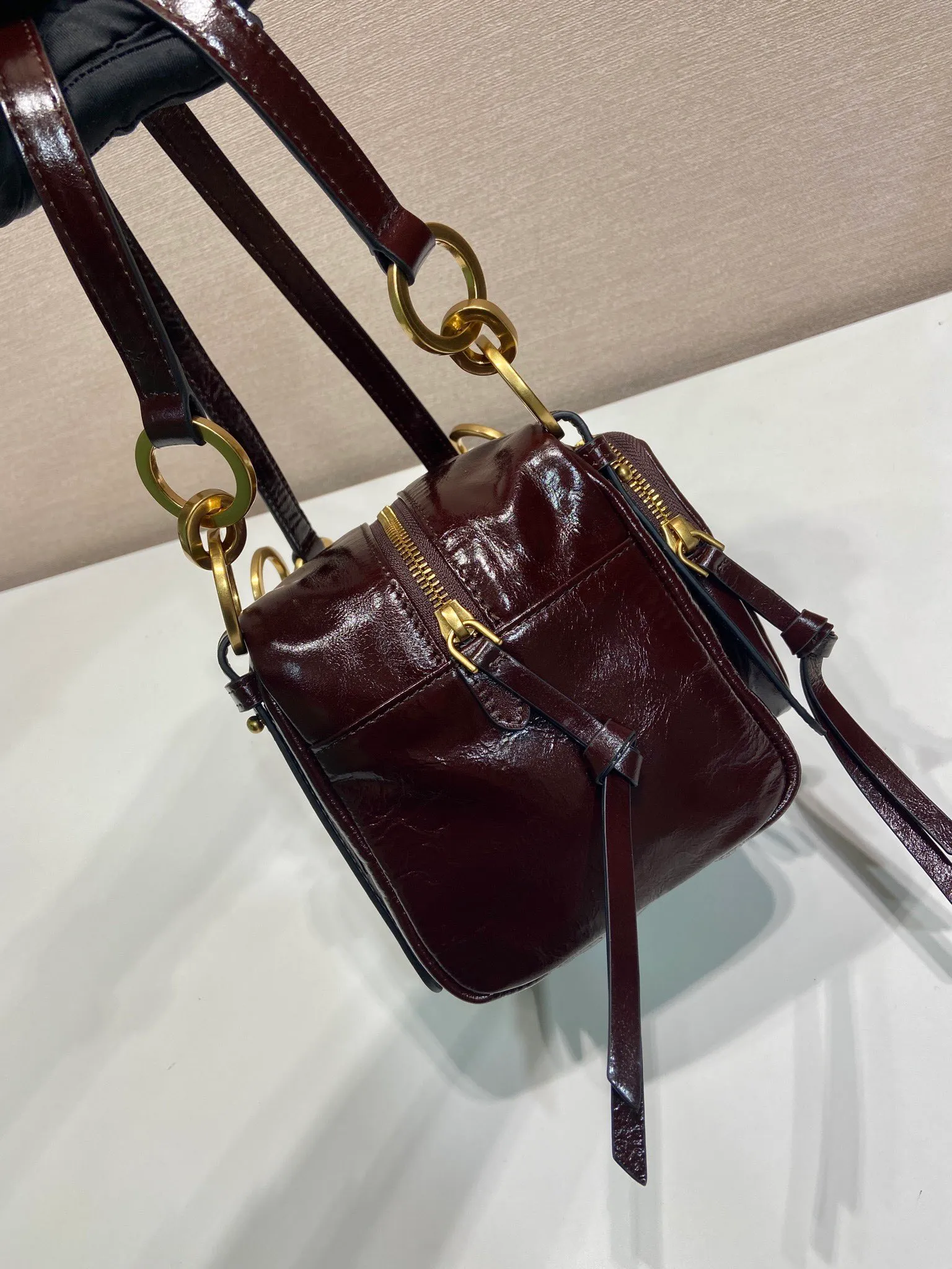 💰1500🎉New oil wax leather🎉1BB137 small size🎉💰 This new square handbag is made of soft oil wax leather with a retro feel. Retro metal hardware and zipper pockets with archive elements highlight the retro charm. It has large capacity and can be carried by hand or shoulder strap. The upper body effect is fashionable and towering. It is also a popular style that will never go out of style. Get it now🎉 Length 14x Height 14x Bottom 13.5cm🎉🎉🎉💰💰💰