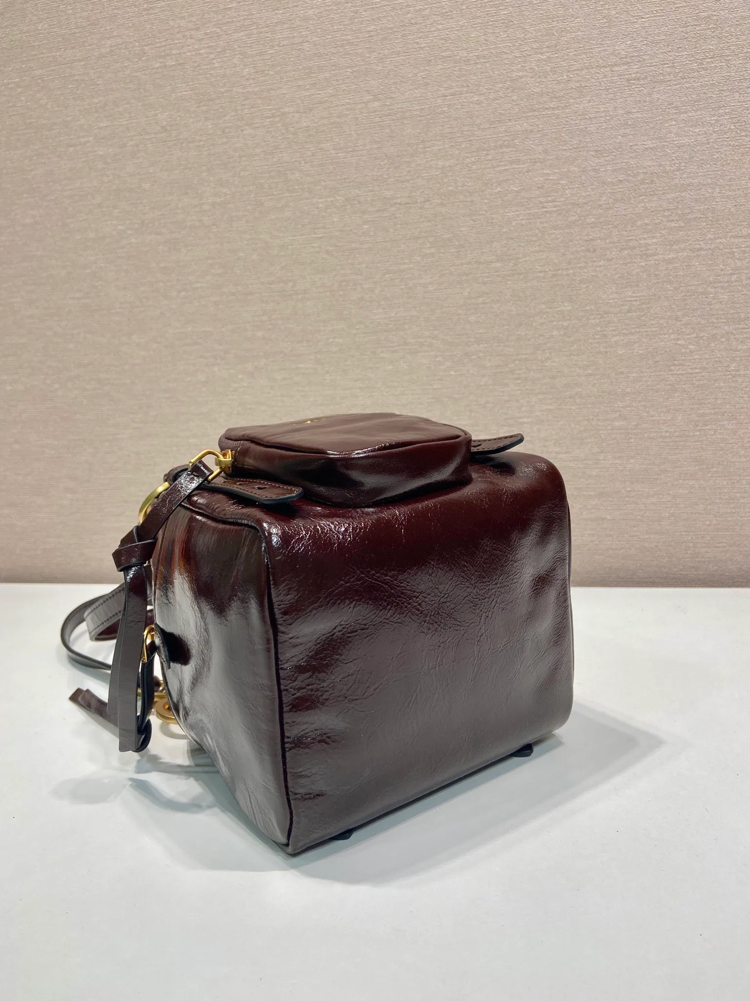 💰1500🎉New oil wax leather🎉1BB137 small size🎉💰 This new square handbag is made of soft oil wax leather with a retro feel. Retro metal hardware and zipper pockets with archive elements highlight the retro charm. It has large capacity and can be carried by hand or shoulder strap. The upper body effect is fashionable and towering. It is also a popular style that will never go out of style. Get it now🎉 Length 14x Height 14x Bottom 13.5cm🎉🎉🎉💰💰💰