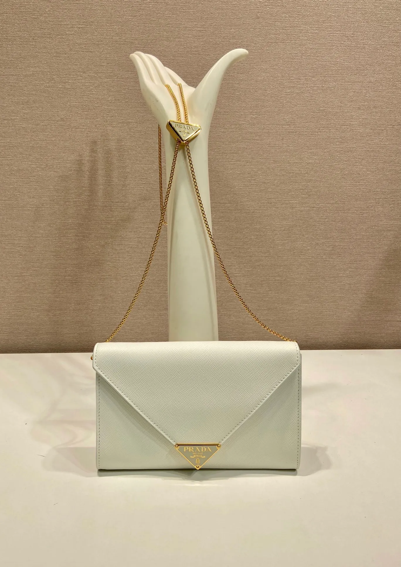 💰1120🎉Cross Pattern Envelope Bag🎉1Bp102 Clutch🎉🎉 The cross pattern cowhide texture highlights the elegant silhouette of this mini handbag and injects a modern flavor into it. Featuring a detachable chain shoulder strap and a nappa leather interior with card slots, this bag features a signature triangle logo on the magnetic closure for a timeless and instantly recognizable look. It can also be used as a handbag/shoulder bag/crossbody. It has many functions and can be exchanged for different occasions. Another hot item from internet celebrities🎉🎉 Length 20x height 11.5cm🎉🎉🎉👏👏👏
