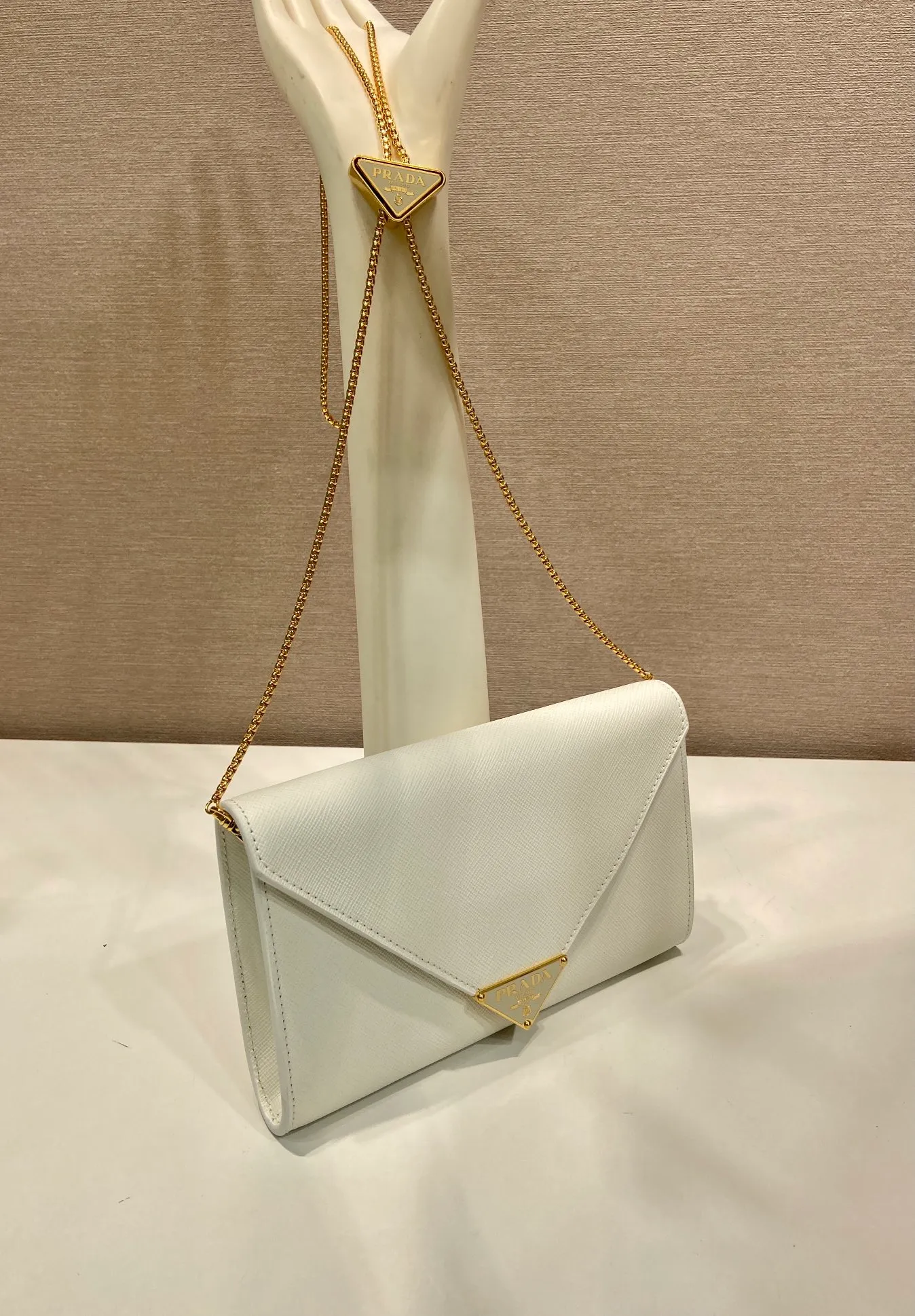 💰1120🎉Cross Pattern Envelope Bag🎉1Bp102 Clutch🎉🎉 The cross pattern cowhide texture highlights the elegant silhouette of this mini handbag and injects a modern flavor into it. Featuring a detachable chain shoulder strap and a nappa leather interior with card slots, this bag features a signature triangle logo on the magnetic closure for a timeless and instantly recognizable look. It can also be used as a handbag/shoulder bag/crossbody. It has many functions and can be exchanged for different occasions. Another hot item from internet celebrities🎉🎉 Length 20x height 11.5cm🎉🎉🎉👏👏👏