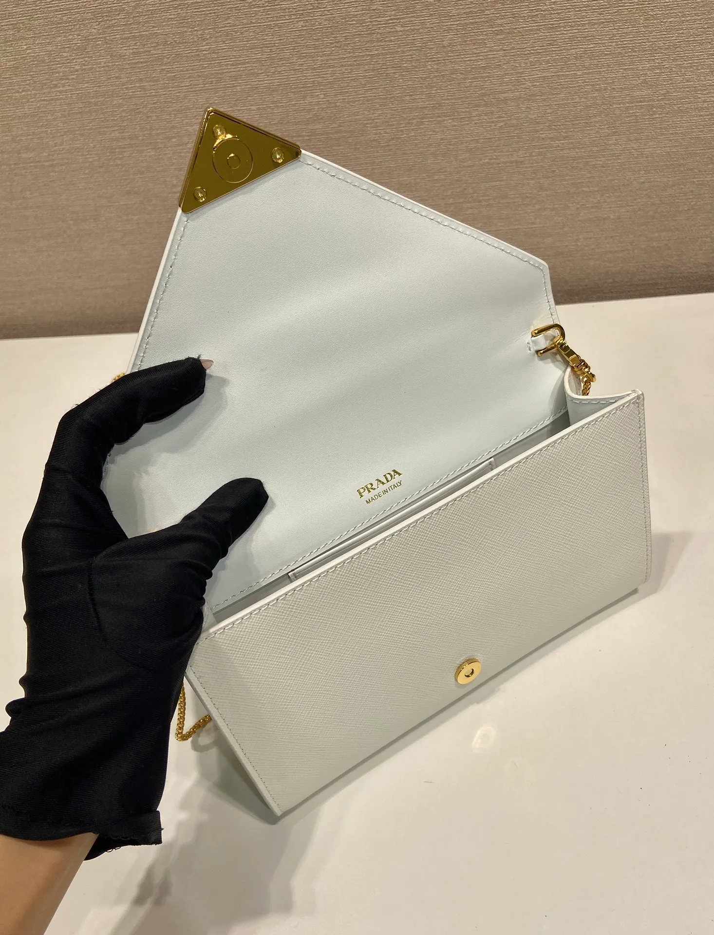 💰1120🎉Cross Pattern Envelope Bag🎉1Bp102 Clutch🎉🎉 The cross pattern cowhide texture highlights the elegant silhouette of this mini handbag and injects a modern flavor into it. Featuring a detachable chain shoulder strap and a nappa leather interior with card slots, this bag features a signature triangle logo on the magnetic closure for a timeless and instantly recognizable look. It can also be used as a handbag/shoulder bag/crossbody. It has many functions and can be exchanged for different occasions. Another hot item from internet celebrities🎉🎉 Length 20x height 11.5cm🎉🎉🎉👏👏👏