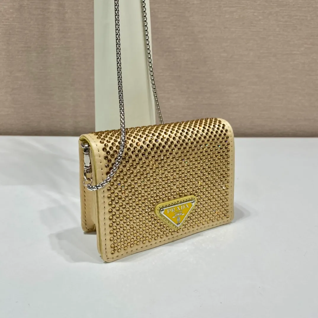 💰760🎉Necklace crystal pouch🎉1MR024 new color🎉🎉 This Duchesse fabric card holder is decorated with imitation crystals throughout, creating a light and shadow style and iridescent colors on the surface, highlighting a gorgeous yet functional design. My favorite is this detachable and adjustable iron shoulder strap, which can be used as a waist bag decoration😍😍 or as a necklace decoration with clothes. The triangle mark in the middle can be adjusted, giving the item a variety of ways to wear it. The space can be used to hold lipstick 💄/earphones/keys🚗....it bling bling under the night light, so beautiful. Worth buying 🎉🎉 Length 11.5x Height 8cm