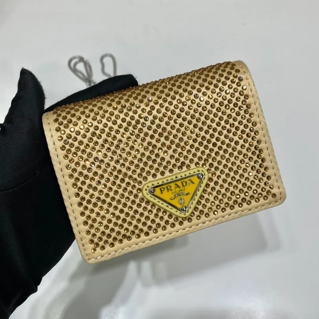 💰760🎉Necklace crystal pouch🎉1MR024 new color🎉🎉 This Duchesse fabric card holder is decorated with imitation crystals throughout, creating a light and shadow style and iridescent colors on the surface, highlighting a gorgeous yet functional design. My favorite is this detachable and adjustable iron shoulder strap, which can be used as a waist bag decoration😍😍 or as a necklace decoration with clothes. The triangle mark in the middle can be adjusted, giving the item a variety of ways to wear it. The space can be used to hold lipstick 💄/earphones/keys🚗....it bling bling under the night light, so beautiful. Worth buying 🎉🎉 Length 11.5x Height 8cm