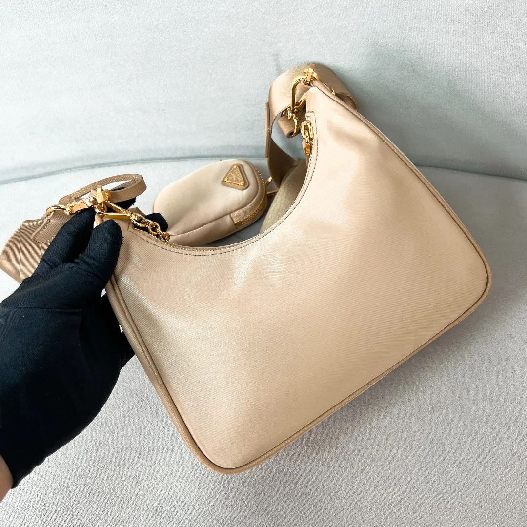 💰1000🌟New product Hobo three-in-one gold buckle 1BH204 Hobo three-in-one has become a mainstream fashion trend! Super versatile and good-looking, fashionable people must buy it! It is not only practical, lightweight but also beautiful. The detachable pouch hanging ornaments and spacious internal compartments are simply great👏... Unisex style for both men and women🉑️ Hand-held, shoulder and cross-body style with three uses, the new favorite of fashion trendsetters. The perfect details are comparable to brick cabinets. Super 5🌟Review Size: 22*18*6.5