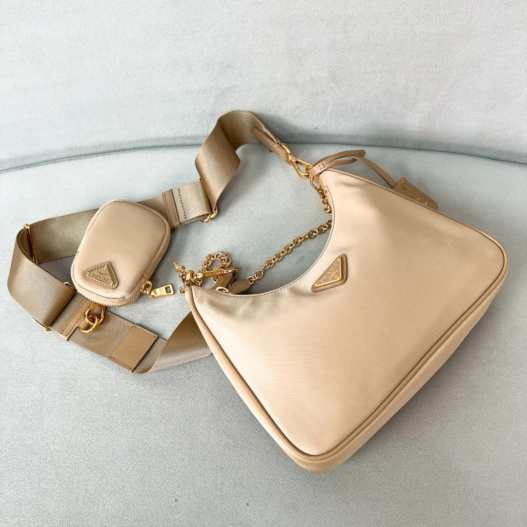💰1000🌟New product Hobo three-in-one gold buckle 1BH204 Hobo three-in-one has become a mainstream fashion trend! Super versatile and good-looking, fashionable people must buy it! It is not only practical, lightweight but also beautiful. The detachable pouch hanging ornaments and spacious internal compartments are simply great👏... Unisex style for both men and women🉑️ Hand-held, shoulder and cross-body style with three uses, the new favorite of fashion trendsetters. The perfect details are comparable to brick cabinets. Super 5🌟Review Size: 22*18*6.5